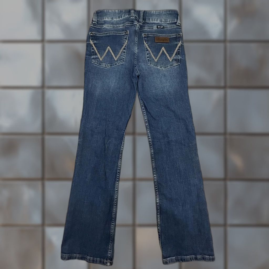 Wrangler VINTAGE Wrangler Bootcut Jeans Womens 3 Blue Medium Wash Low Rise Denim Pockets Y2K Womens Mens? Size 26" / US 2 / IT 38 - 1 Thumbnail