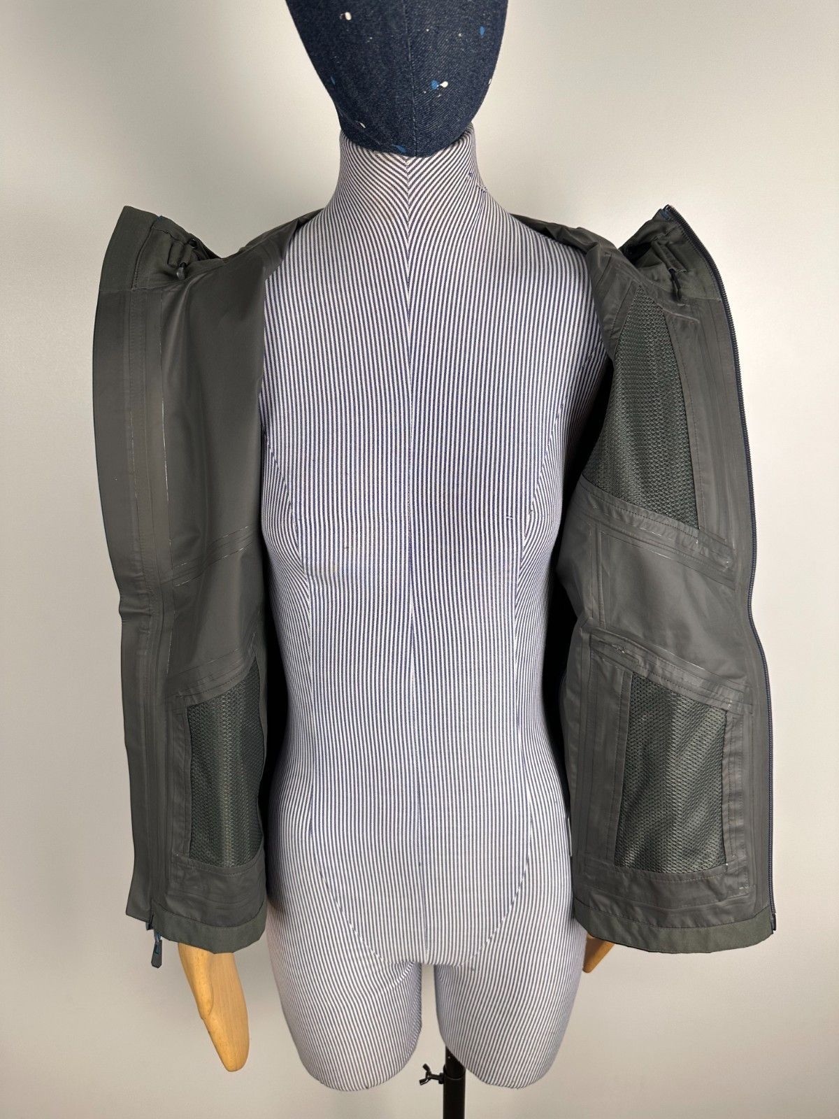 Outdoor Research Outdoor Research Foray Gore-Tex Jacket Waterproof Blue Sz M Size M / US 6-8 / IT 42-44 - 9 Thumbnail