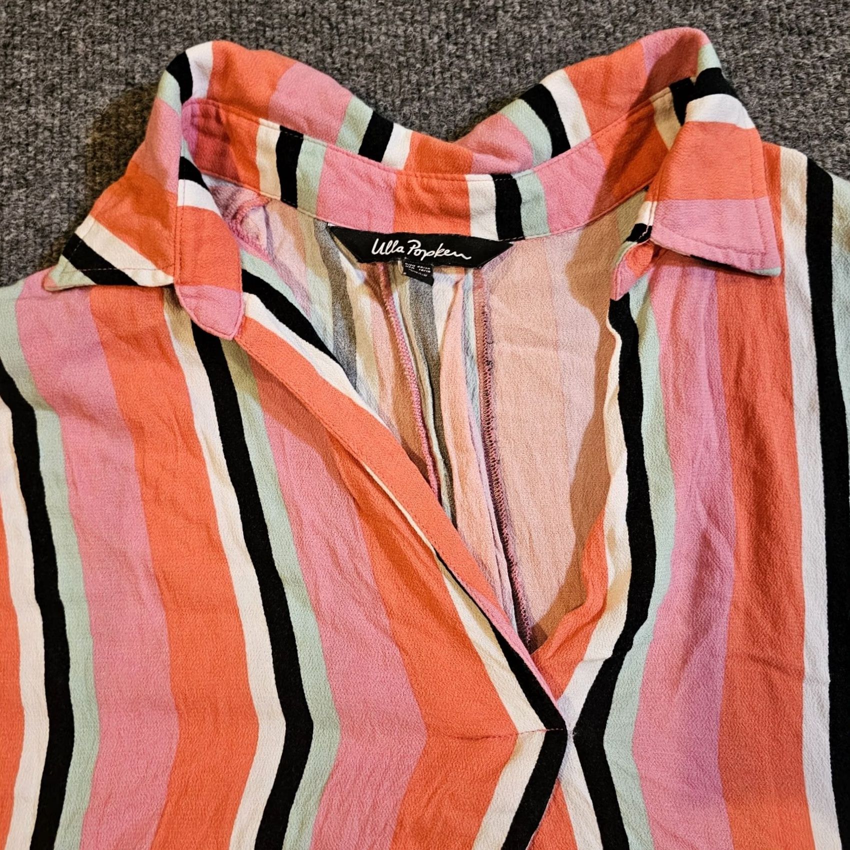 Vintage Ulla Popken Top Women 18 Orange Striped Crepe Texture Short Sleeve Blouse Shirt V-Neck Casual Knit Polyester Plus Size Ladies Womens Size XXL / US 16-18 / IT 52-54 - 2 Thumbnail