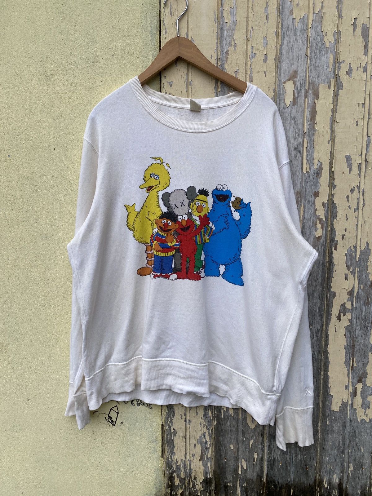 Kaws × Uniqlo Vintage uniqlo x kaw sesame street crewneck sweatshirt Size US XL / EU 56 / 4 - 1 Thumbnail