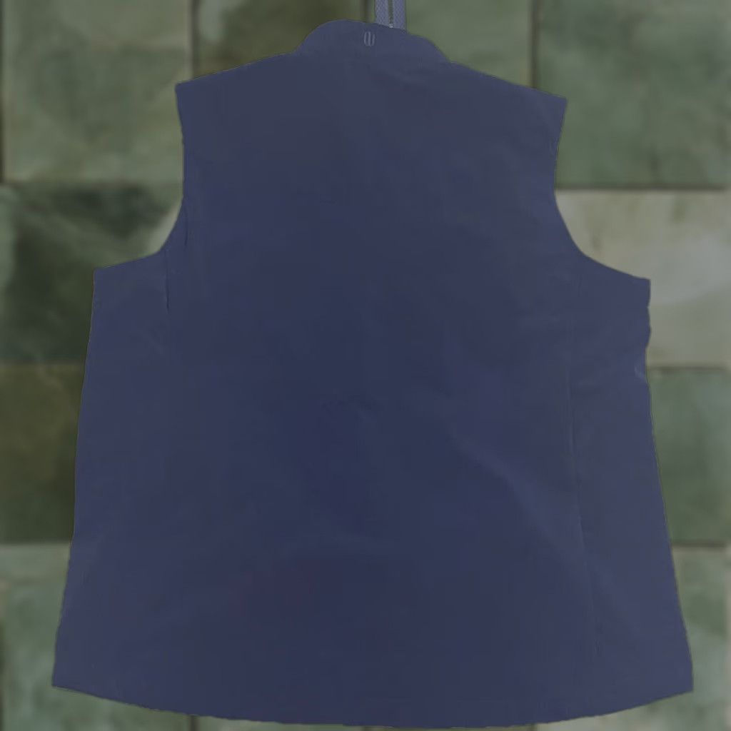 Vintage NWT Holderness & Bourne The Conrad Vest Dry Luxe Performance Navy Blue Sz L Golf Vest Buffalo Bills Mens Size US L / EU 52-54 / 3 - 1 Thumbnail