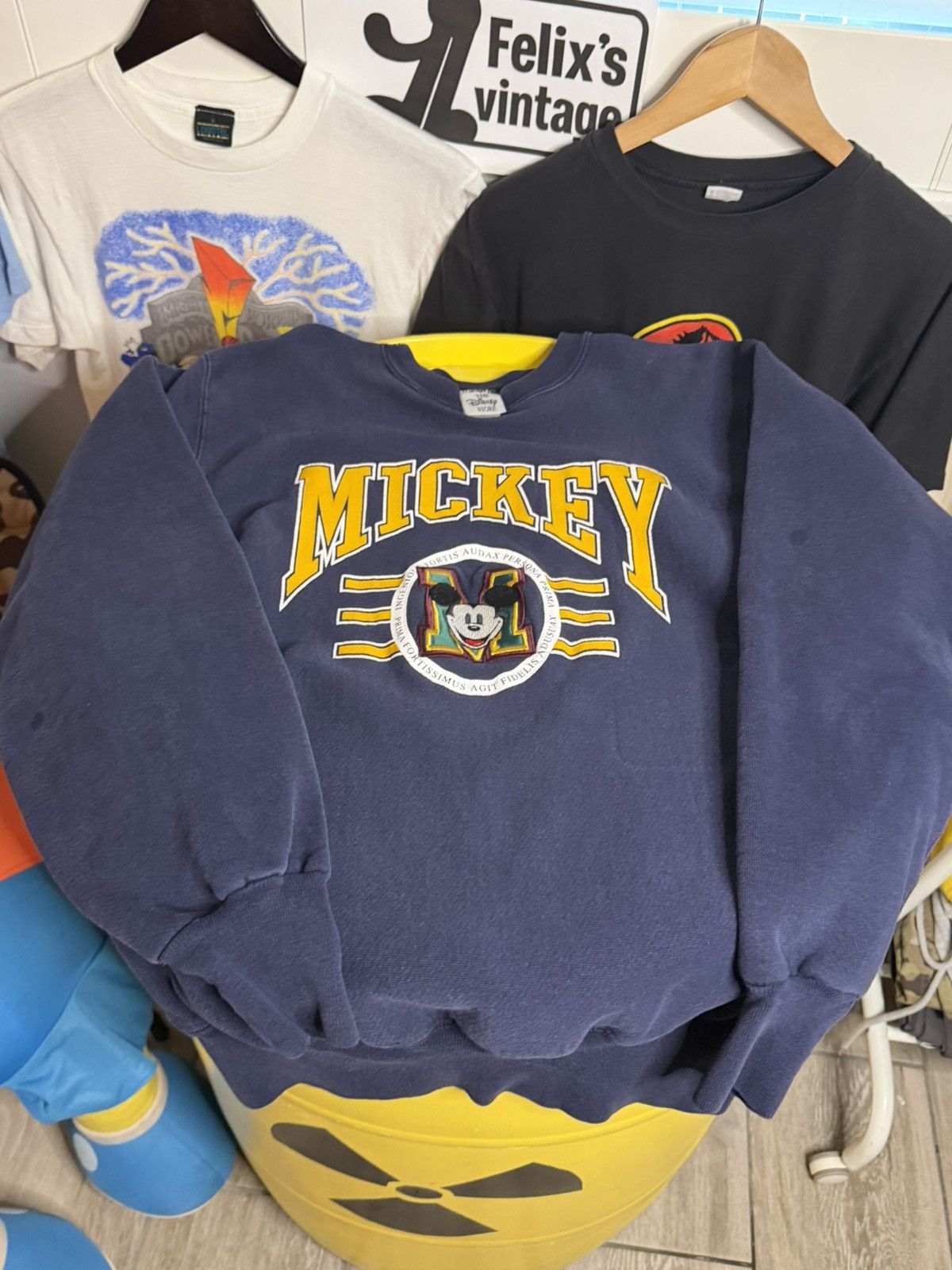 Mickey Mouse 1980s Disney store Mickey Mouse crewneck embroidered Size US L / EU 52-54 / 3 - 3 Thumbnail