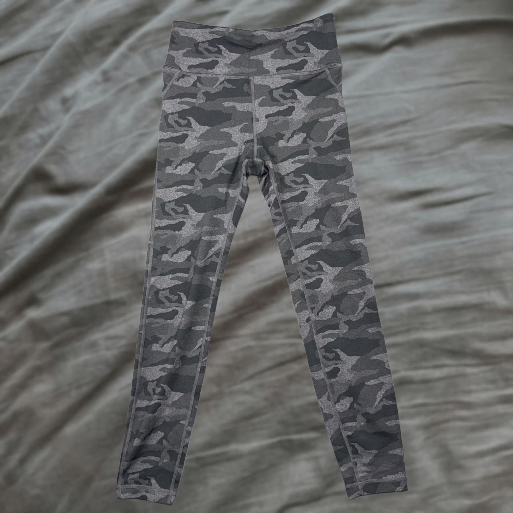 Vuori Vuori Leggings Womens XS Gray Camouflage Ankle High Rise Pull On Pocket Slim Athletic Training Running Yoga Shirt? Size 26" / US 2 / IT 38 - 1 Thumbnail