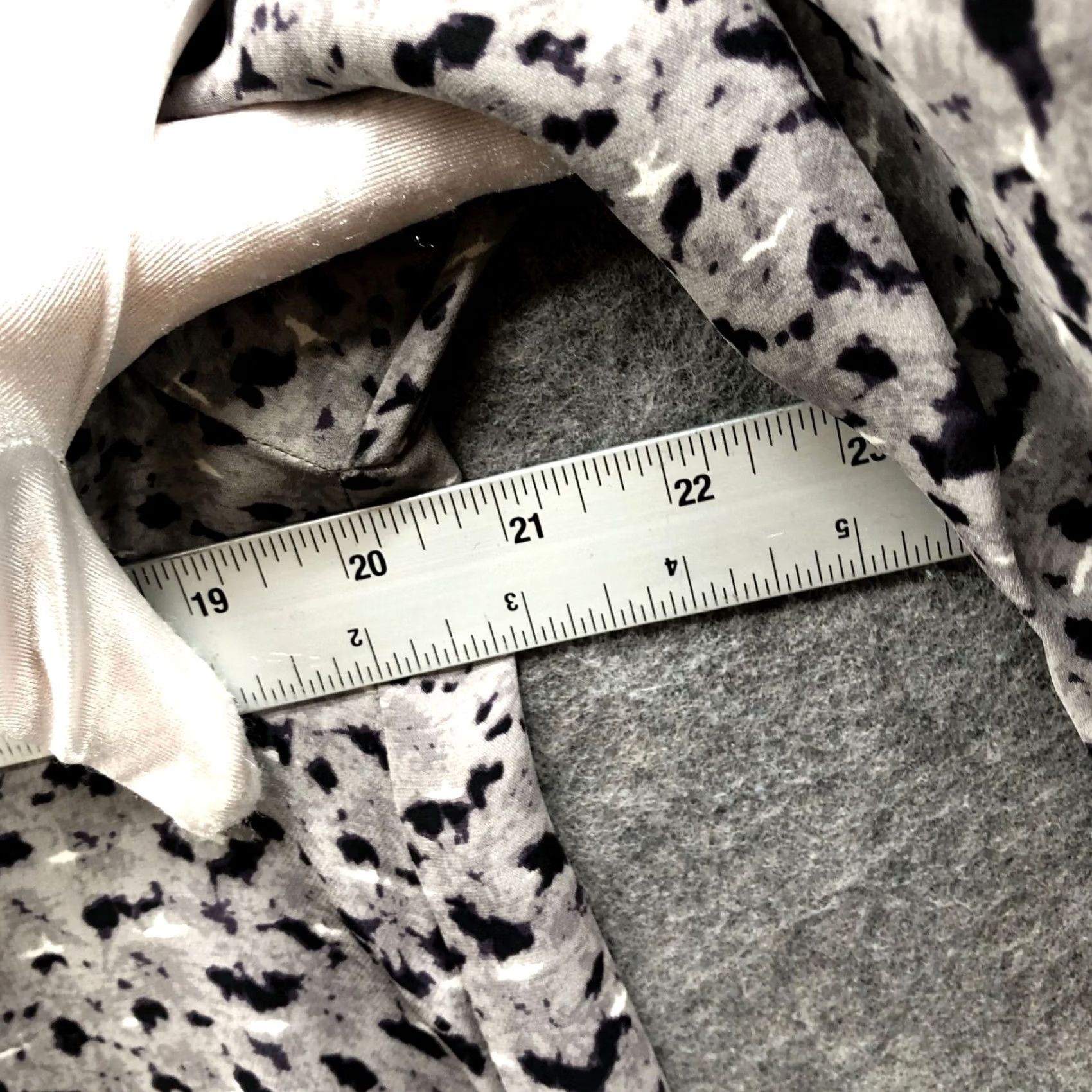 Joie Joie Silk Long Sleeve Blouse Womens XS Gray Printed V-Neck Tasseled Blouse Size XS / US 0-2 / IT 36-38 - 7 Thumbnail