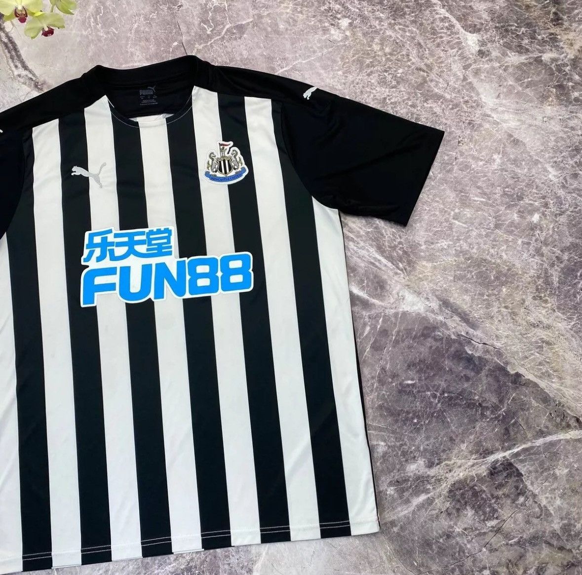Puma NEWCASTLE UNITED 2017/2018 HOME FOOTBALL SHIRT PUMA JERSEY Size US XL / EU 56 / 4 - 3 Thumbnail