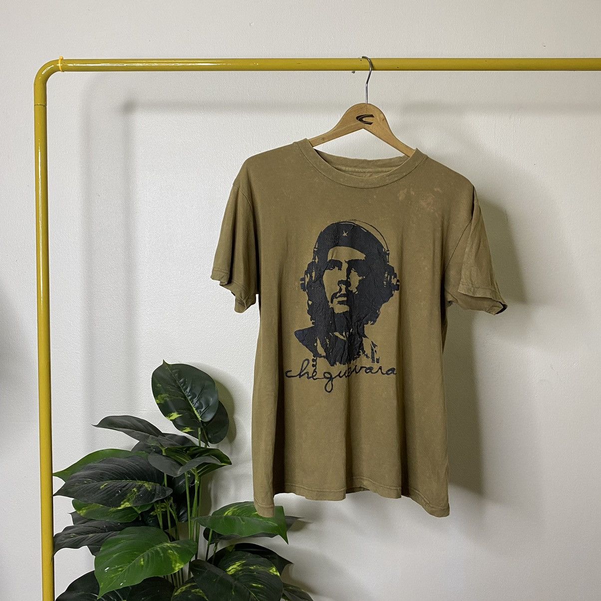 Vintage Vintage 1990s Che Guavara Faded Olive T Shirt Size US M / EU 48-50 / 2 - 1 Thumbnail