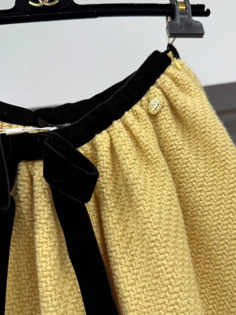 Chanel Chanel Yellow tie-on skirt Size 42" / US 20 - 2 Thumbnail