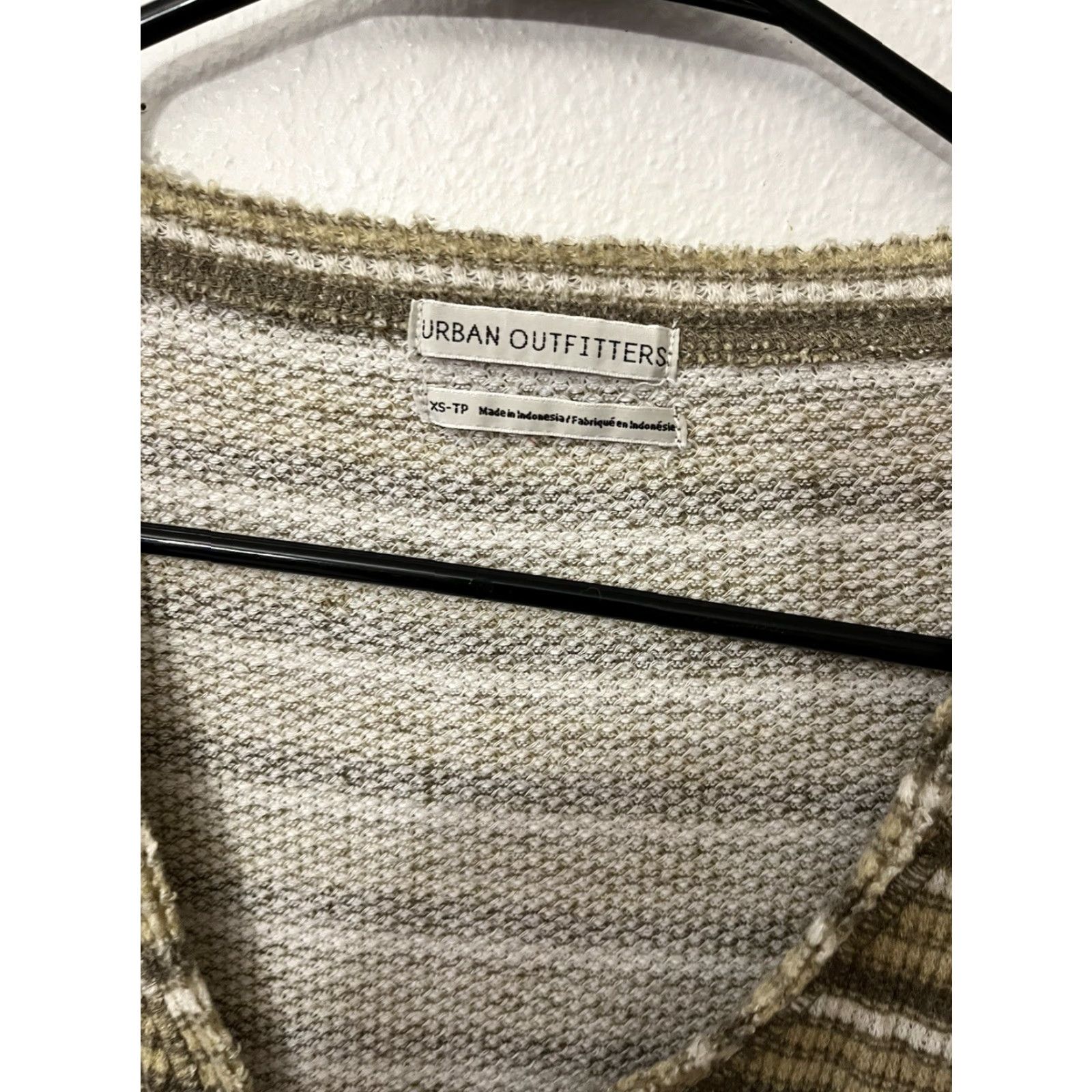 Urban Outfitters Urban Outfitters Sweater Women XS Beige Cropped Long Sleeve Button Up Striped Cardigan V-Neck Size XS / US 0-2 / IT 36-38 - 3 Thumbnail