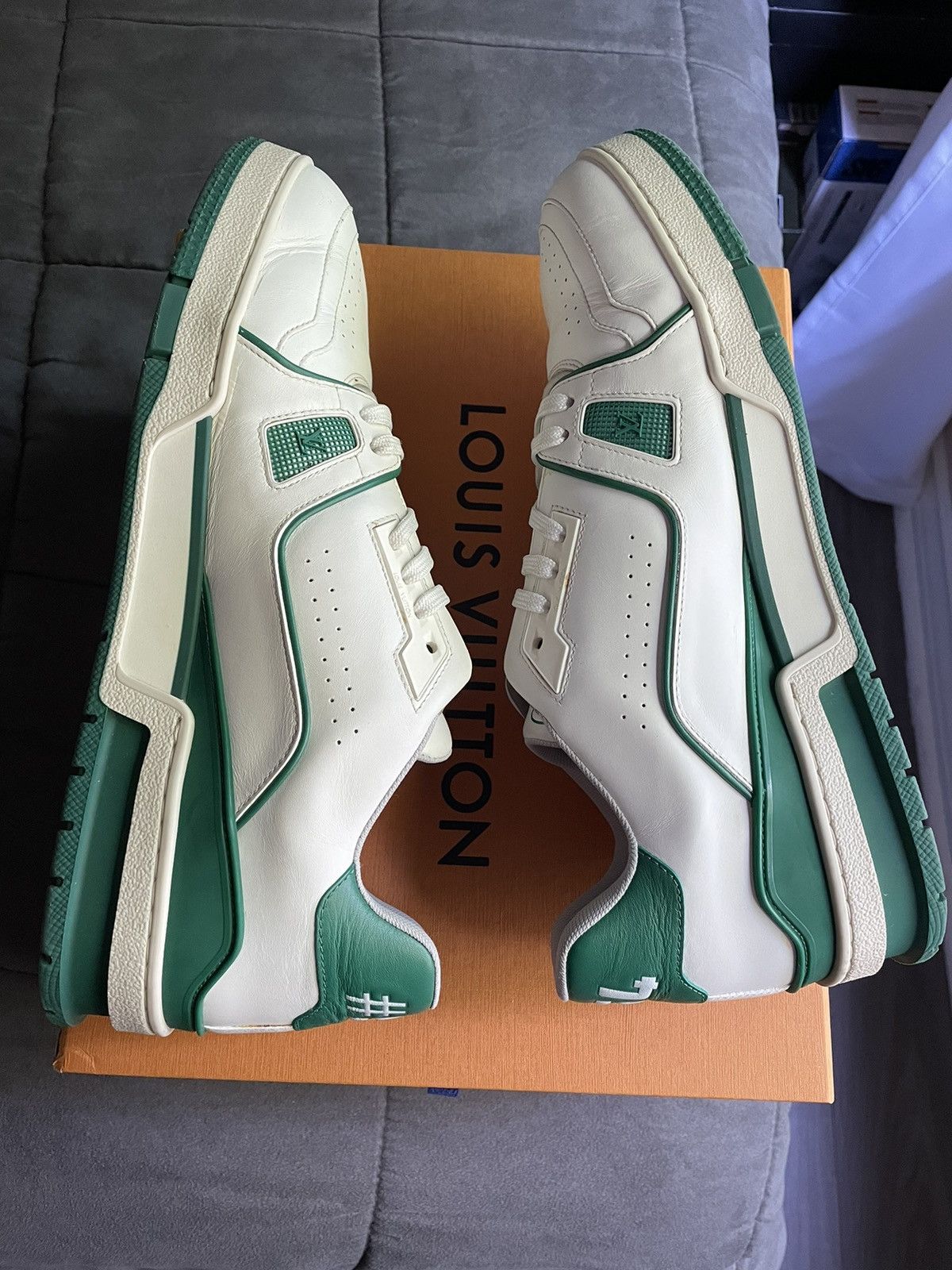 Louis Vuitton Louis Vuitton White Green Signature Trainer Sneaker Size US 11 / EU 44 - 3 Thumbnail