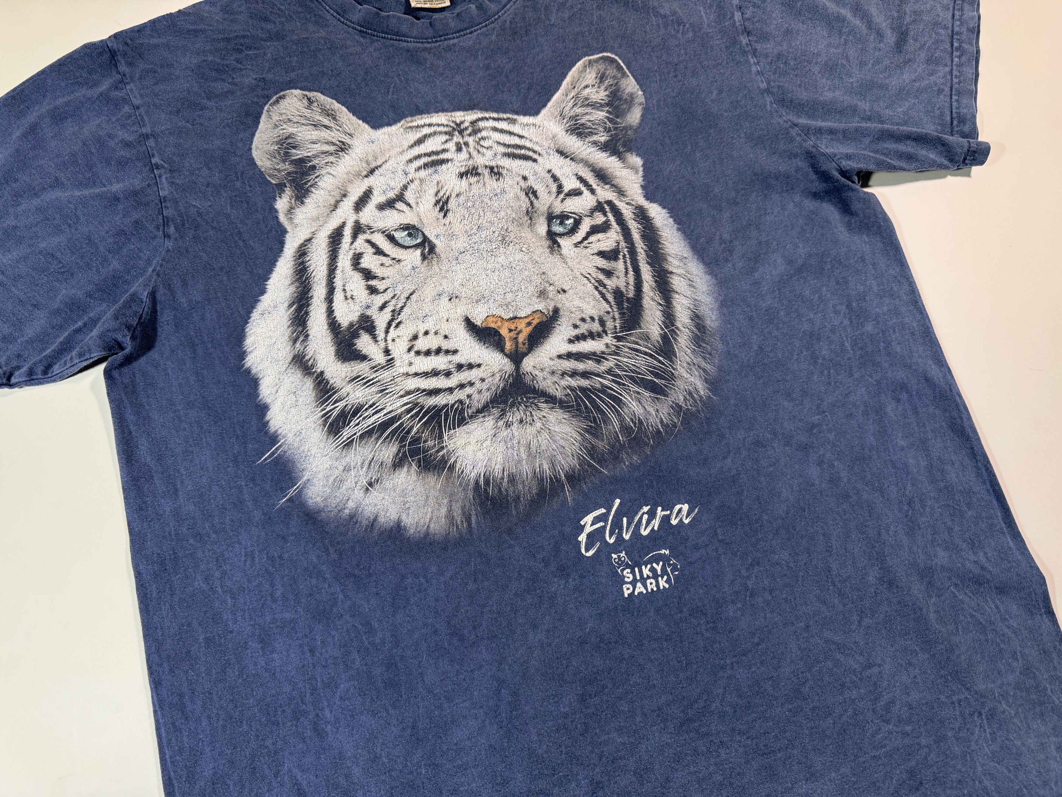 Vintage Vintage Elvira Tiger T-shirt by Harlequin Size US XL / EU 56 / 4 - 2 Thumbnail