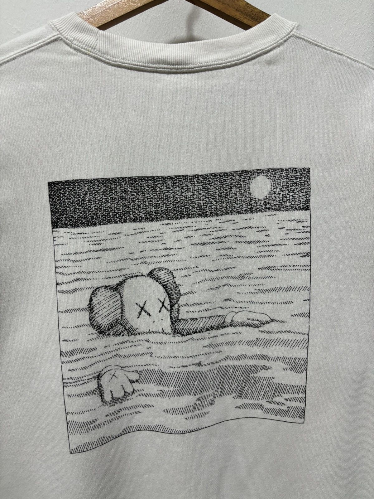 Japanese Brand × Kaws × Uniqlo Kaws uniqlo Photo Tee Sweatshirt Size US XL / EU 56 / 4 - 2 Thumbnail