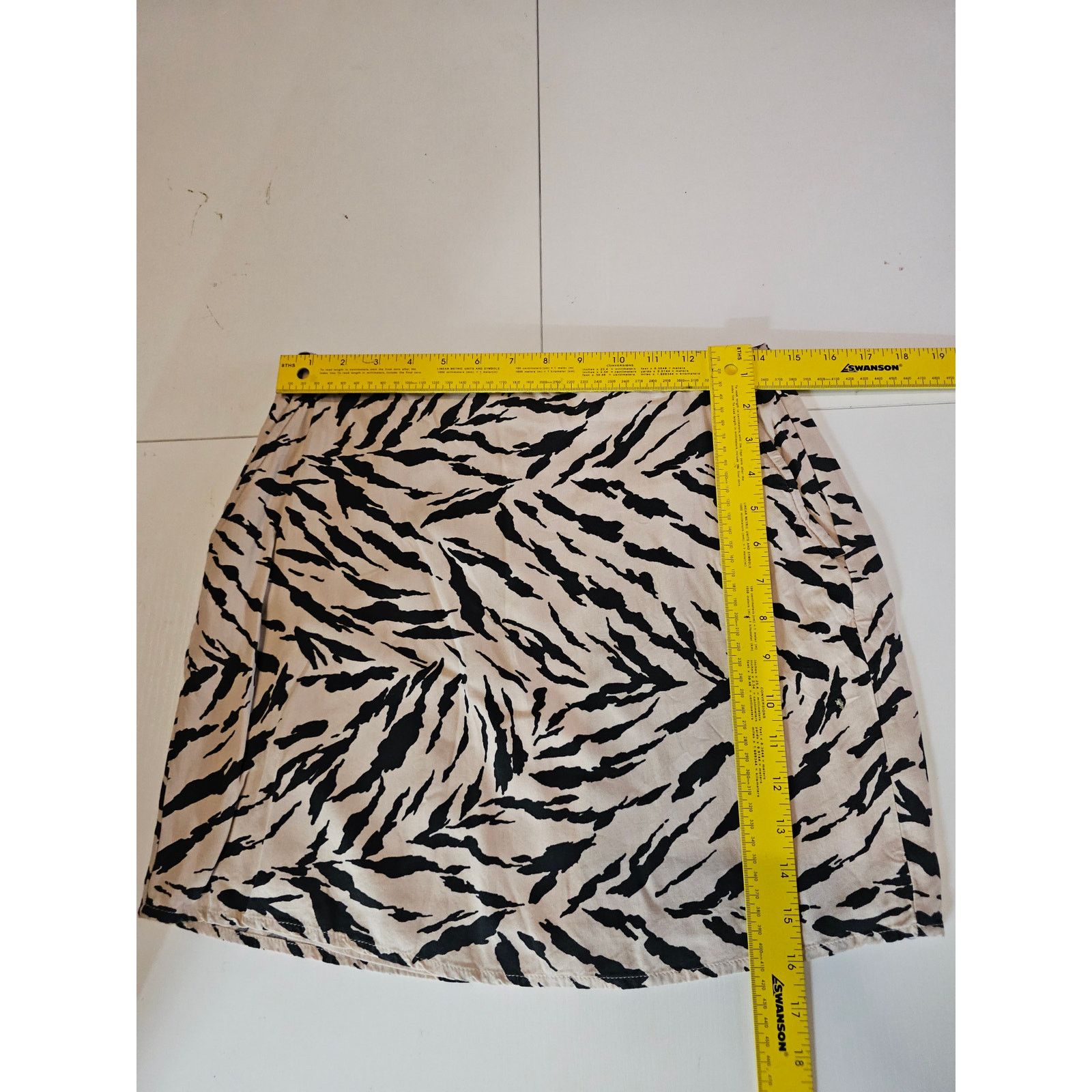 Abercrombie & Fitch Abercrombie & Fitch Tiger Animal Print Mini Skirt S 3486 Size 27" / US 4 / IT 40 - 5 Thumbnail