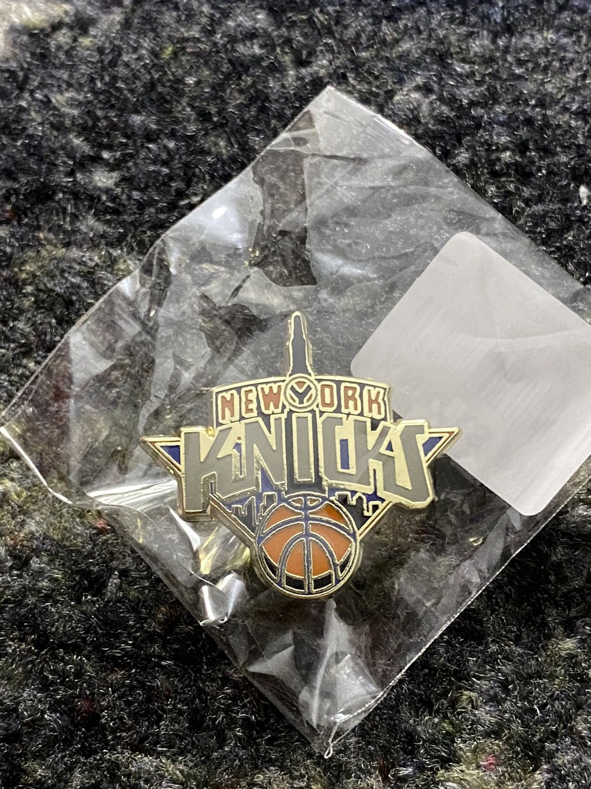 Kith × NBA Kith x New York Knicks Pin Size ONE SIZE - 1 Thumbnail
