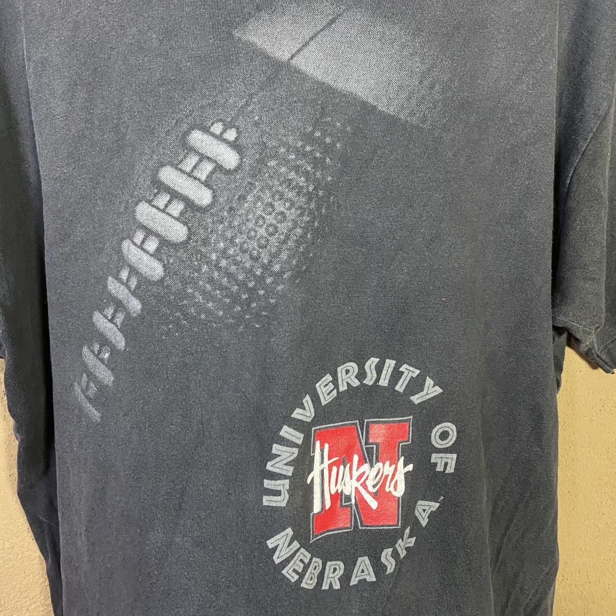 NFL Vintage 90s NEBRASKA CORNHUSKERS FOOTBALL T-shirt Size US L / EU 52-54 / 3 - 2 Thumbnail