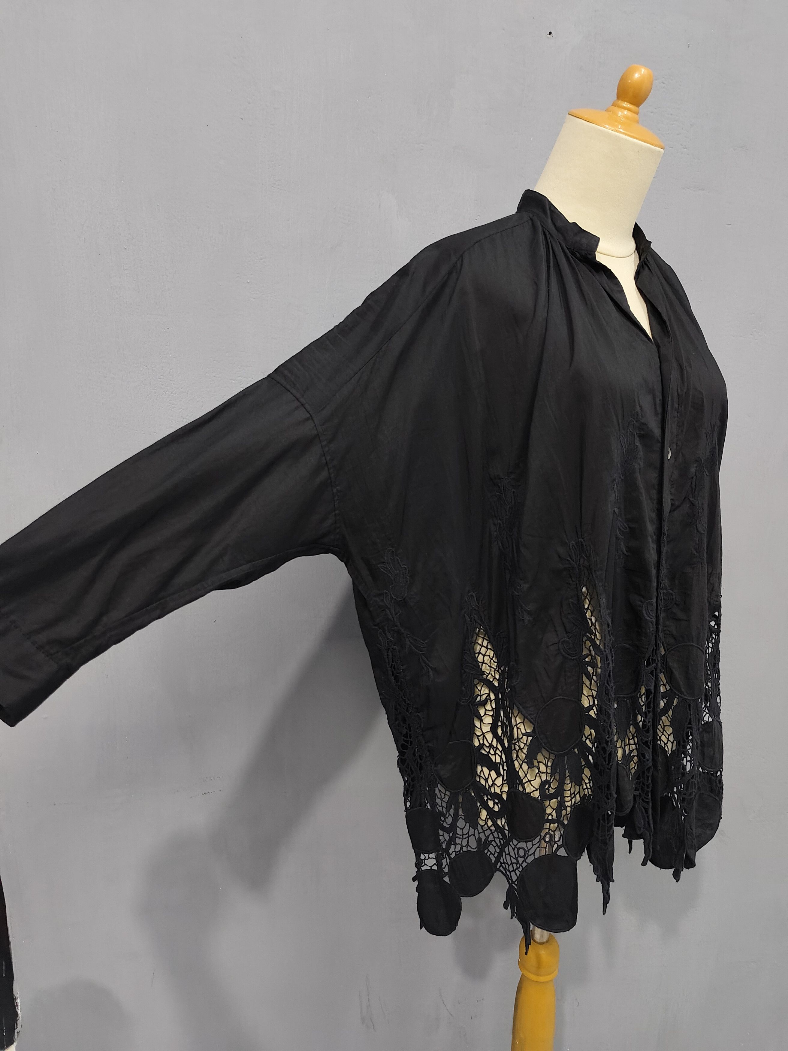 Zucca Zucca🇯🇵by Issey Draped Silhouette Lace Hem Cutwork Blouse Size L / US 10 / IT 46 - 8 Thumbnail