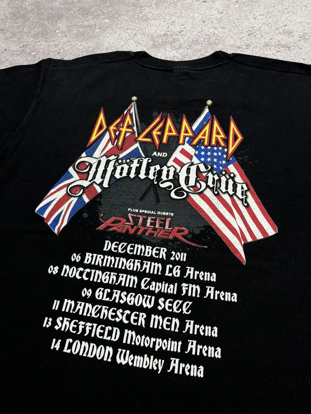 Band Tees Man's Vintage 2011 DEF LEPPARD Tour Band Tee Size US L / EU 52-54 / 3 - 10 Thumbnail