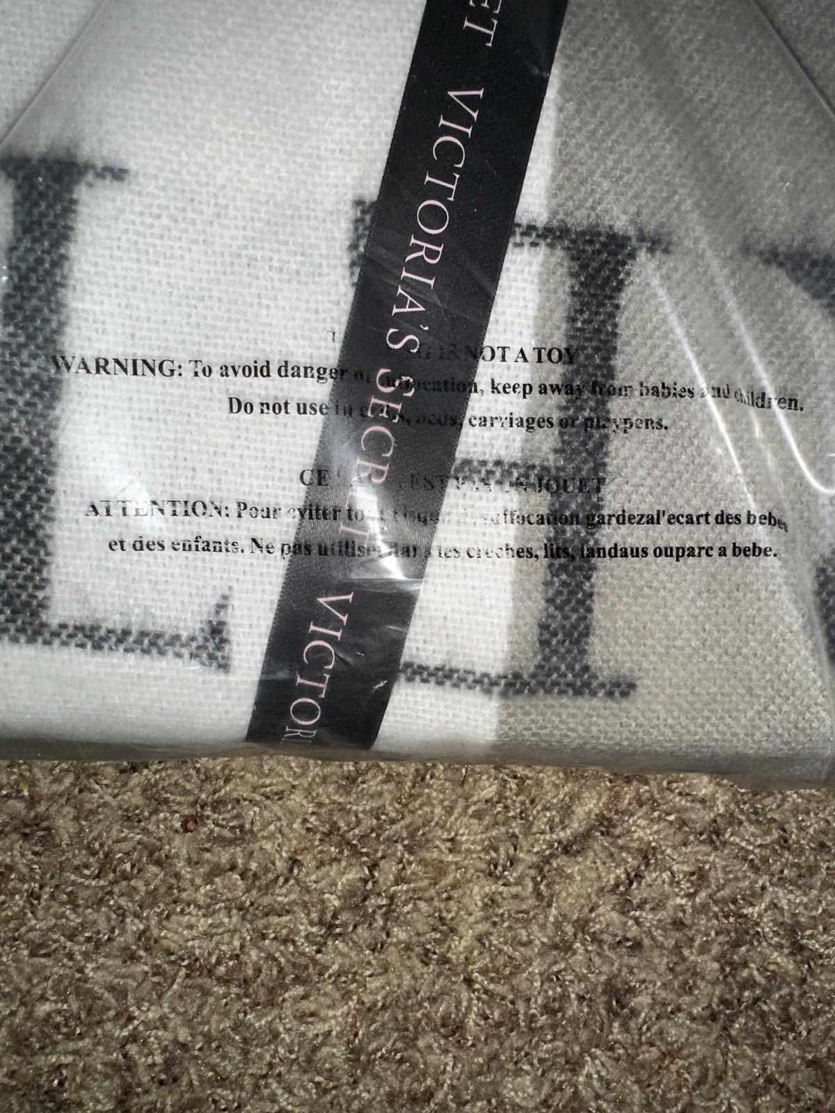 Designer Victoria's Secret Pink Gray White fringe 2016 Limited Throw Blanket 50x60 Size ONE SIZE - 3 Thumbnail