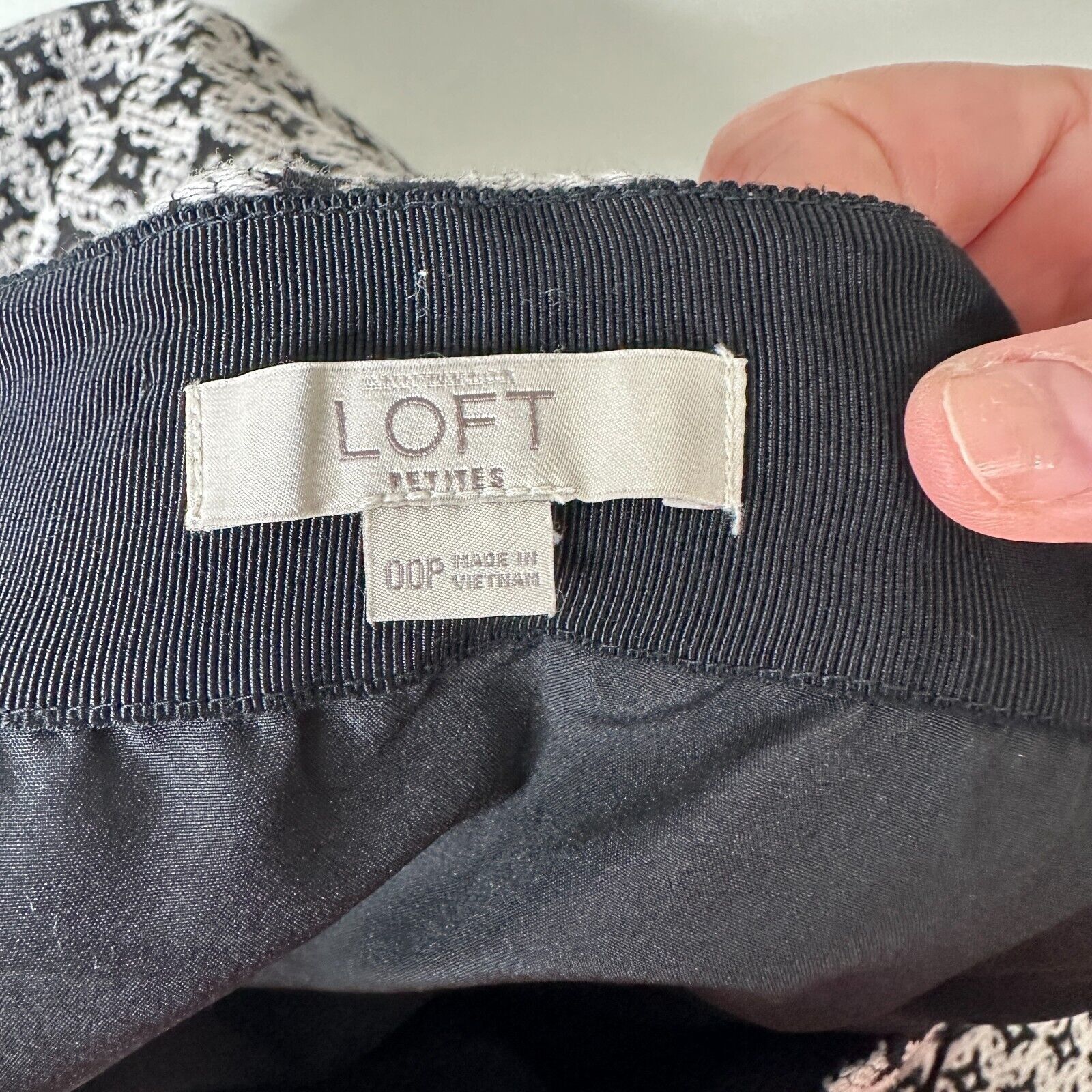 Loft Ann Taylor Loft Black White Geometric Ruffle Flair Mini 00P Size 24" / US 00 / IT 34 - 7 Thumbnail