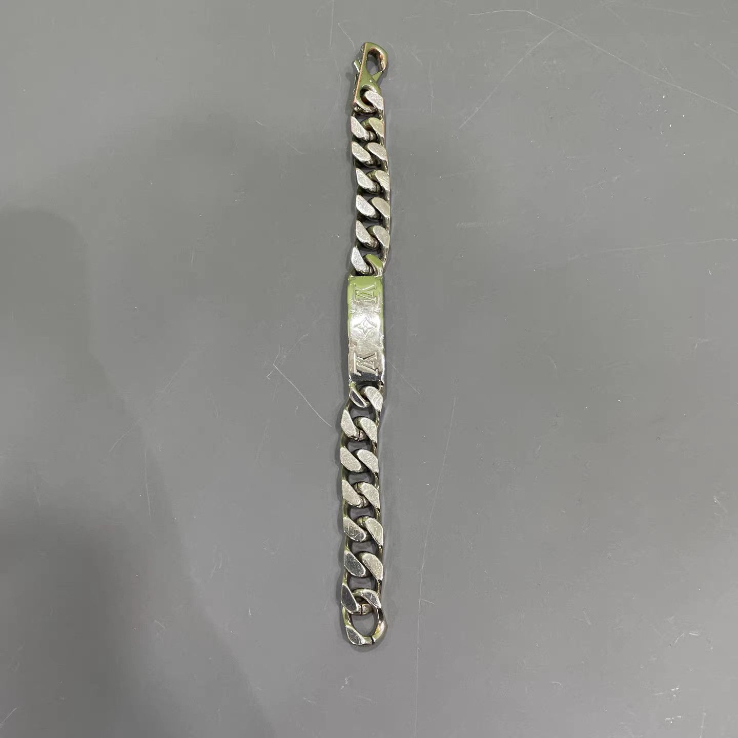 Louis Vuitton Louis Vuitton Engraved Pattern Cuban Chain Bracelet K15 Size ONE SIZE - 3 Thumbnail