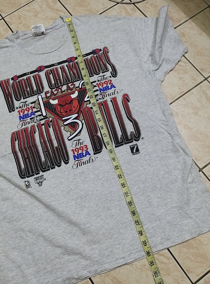 NBA RARE💥VINTAGE 90s CHICAGO BULLS 3 YEAR CHAMPION 91-93 T SHIRT Size US XL / EU 56 / 4 - 7 Thumbnail