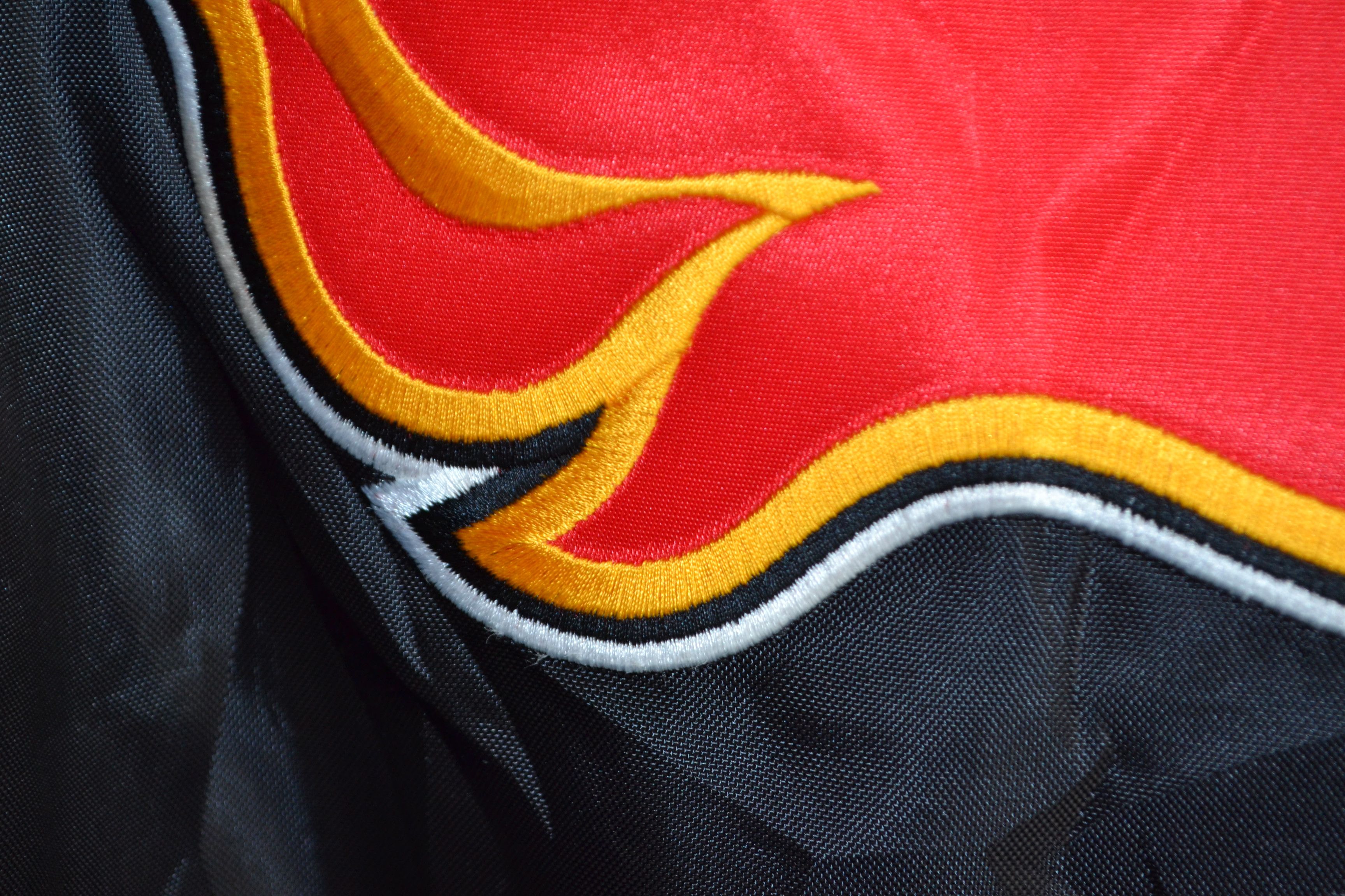 Vintage Calgary Flames Zip Hooded Winter Jacket NHL Black Red XL Size US XL / EU 56 / 4 - 9 Thumbnail