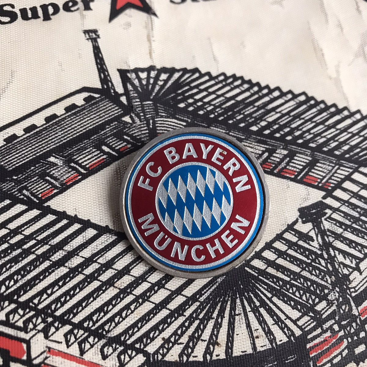 Vintage Rare europe pin enamel badge FOOTBALL CLUB BAYERN MUNCHEN EV Size ONE SIZE - 2 Thumbnail