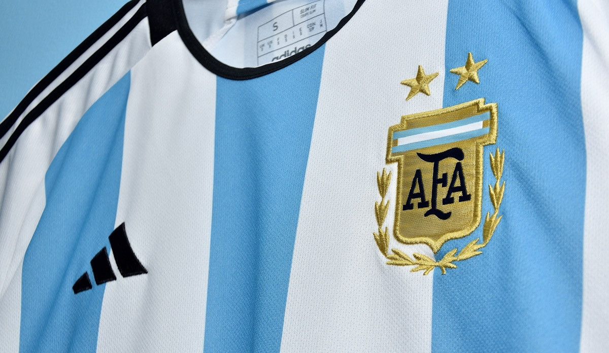 Adidas × Vintage Adidas Argentina 2022/23 Home Jersey Size US S / EU 44-46 / 1 - 2 Thumbnail