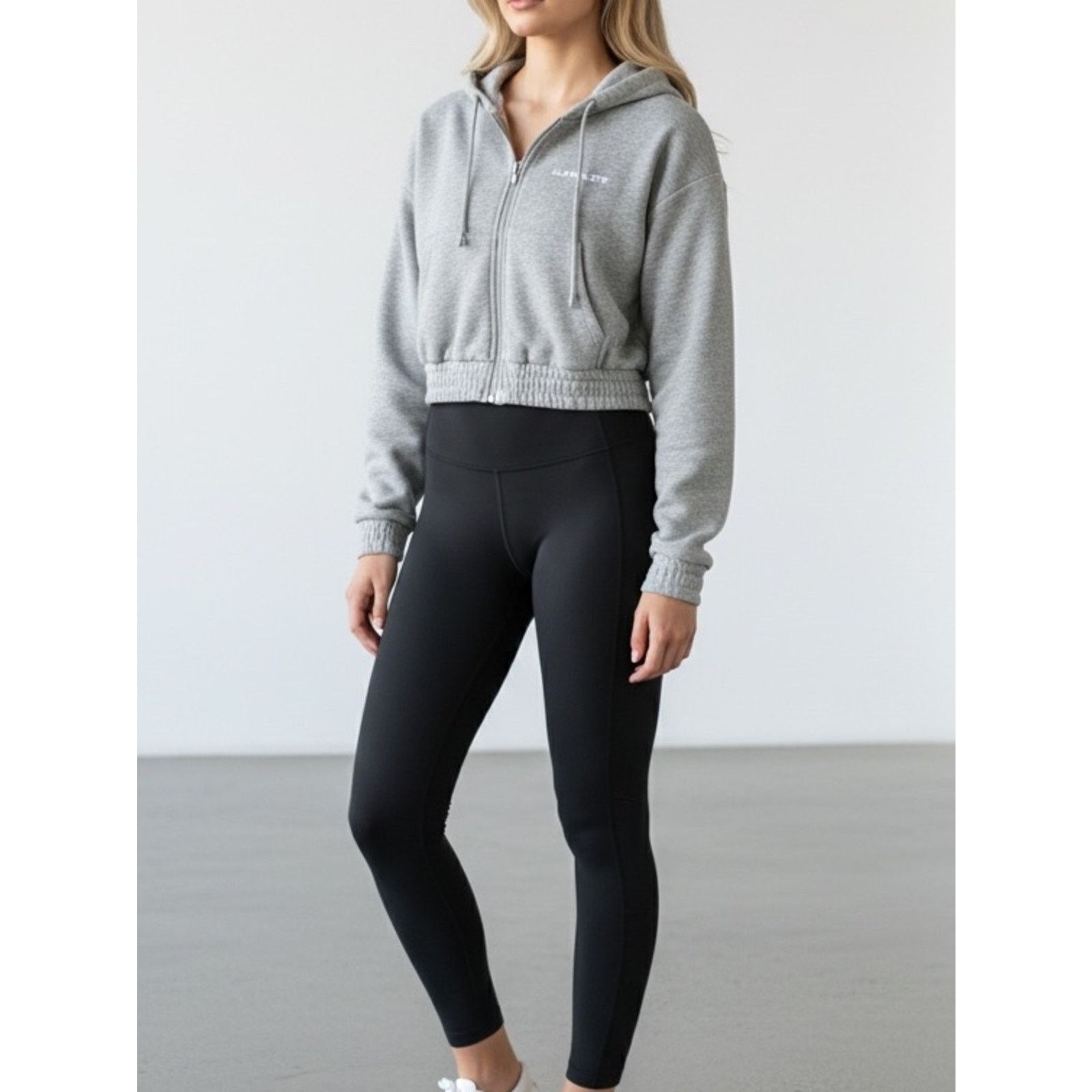 Alphalete Athletics Alphalete cropped zip up hoodie size small Size S / US 4 / IT 40 - 1 Thumbnail