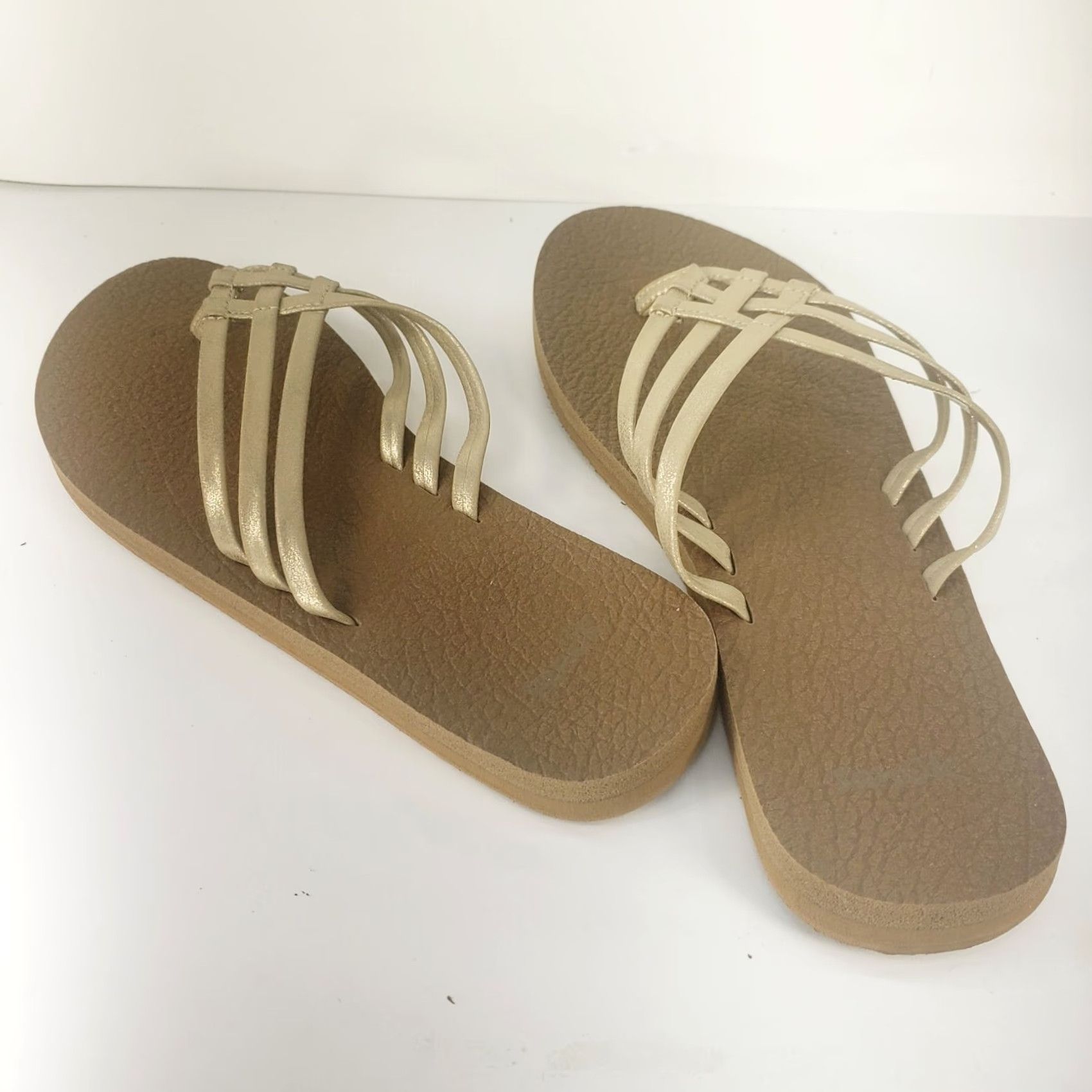 Sanuk Sanuk Yoga Salty Metallic Flip Flops Sandals Champagne Gold 10 Womens Shoes Sanuk Yoga Salty Metal Flip Flops Champagne Gold 10 Womens Size US 10 / IT 40 - 4 Thumbnail
