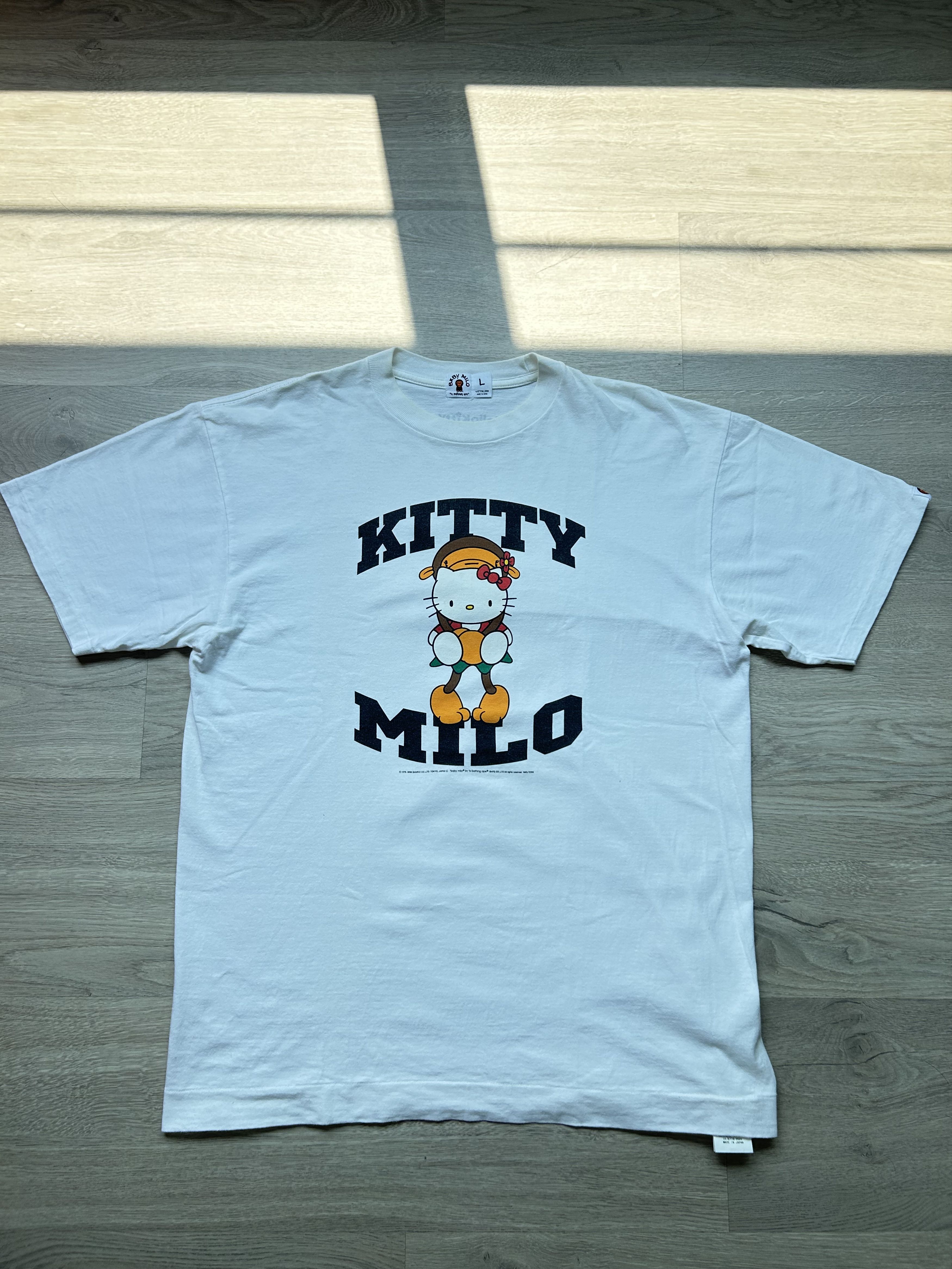 トップス BAPE X HELLO KITTY COLLEGE TEE 140cm BAPE KIDS® JAPAN OFFICIAL | BAPE®︎ X HELLO KITTY COLLEGE TEE K