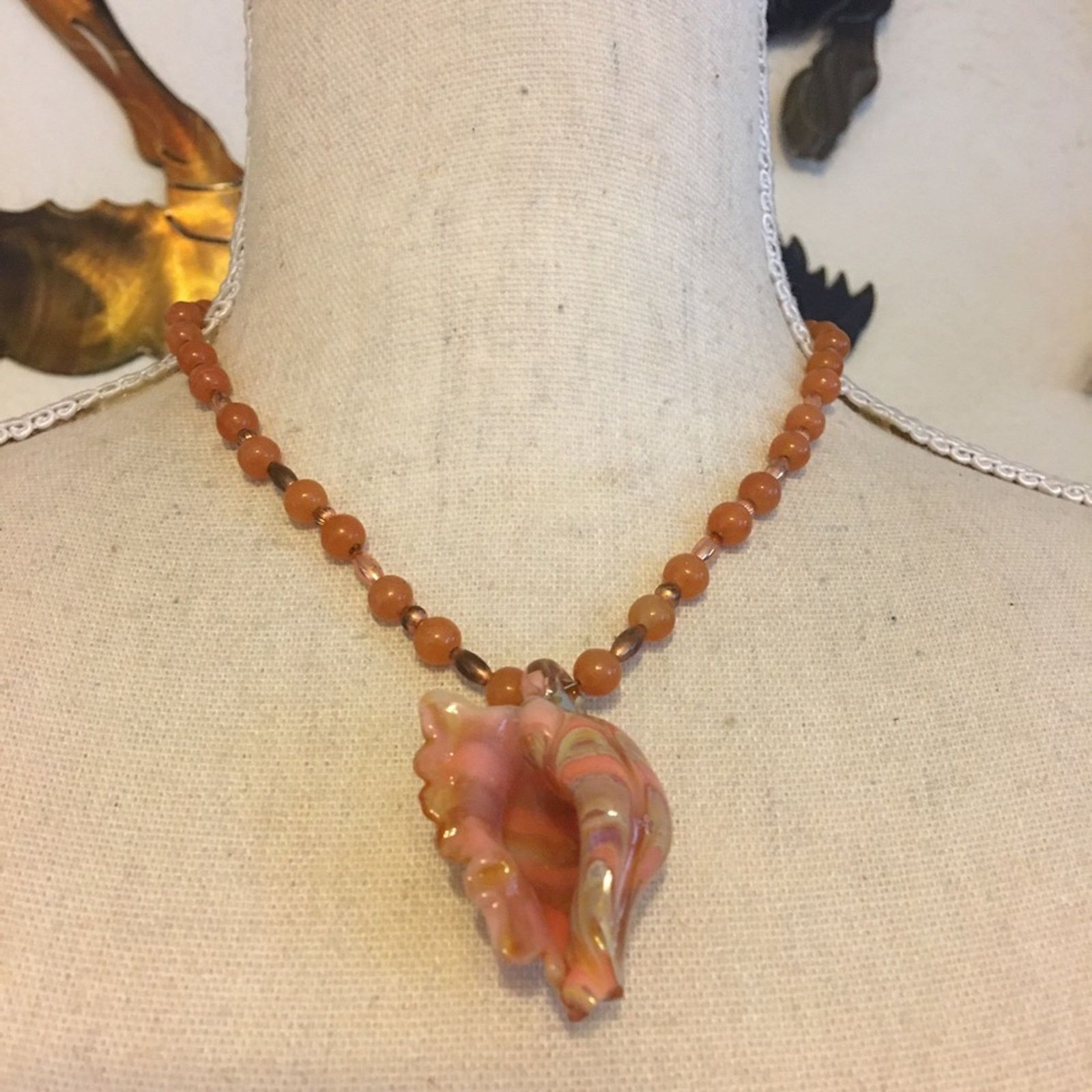 Vintage Vintage glass shell pendant peach jade necklace Size ONE SIZE - 2 Thumbnail