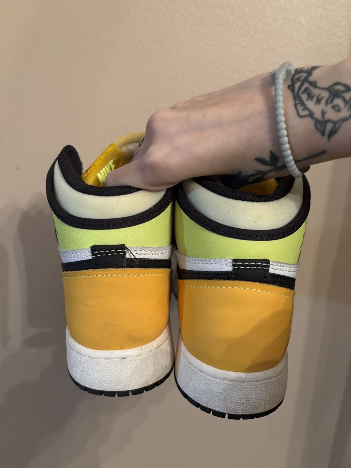 Jordan Brand Air Jordan 1 Retro High OG GS 'Volt Gold' Size US 6 / EU 39 - 4 Thumbnail