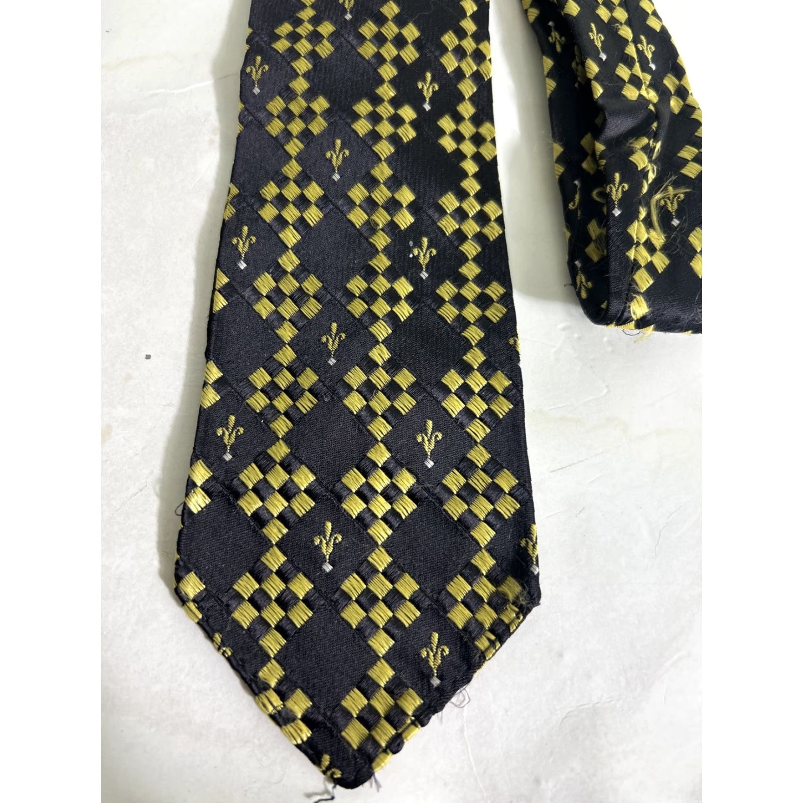 Vintage VINTAGE Wembley Tie Polyester Black Gold Geometric Men's Adult Neckwear Geometric Pattern Tie Size ONE SIZE - 2 Thumbnail