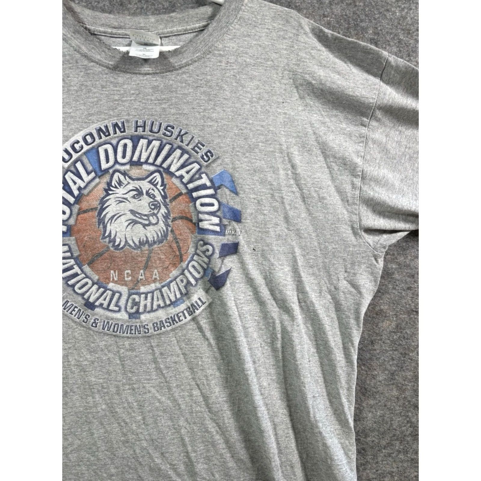 Vintage VINTAGE AND UConn Huskies T-Shirt Graphic Sport Size XL Men Gray White Nike? Size US XL / EU 56 / 4 - 6 Thumbnail
