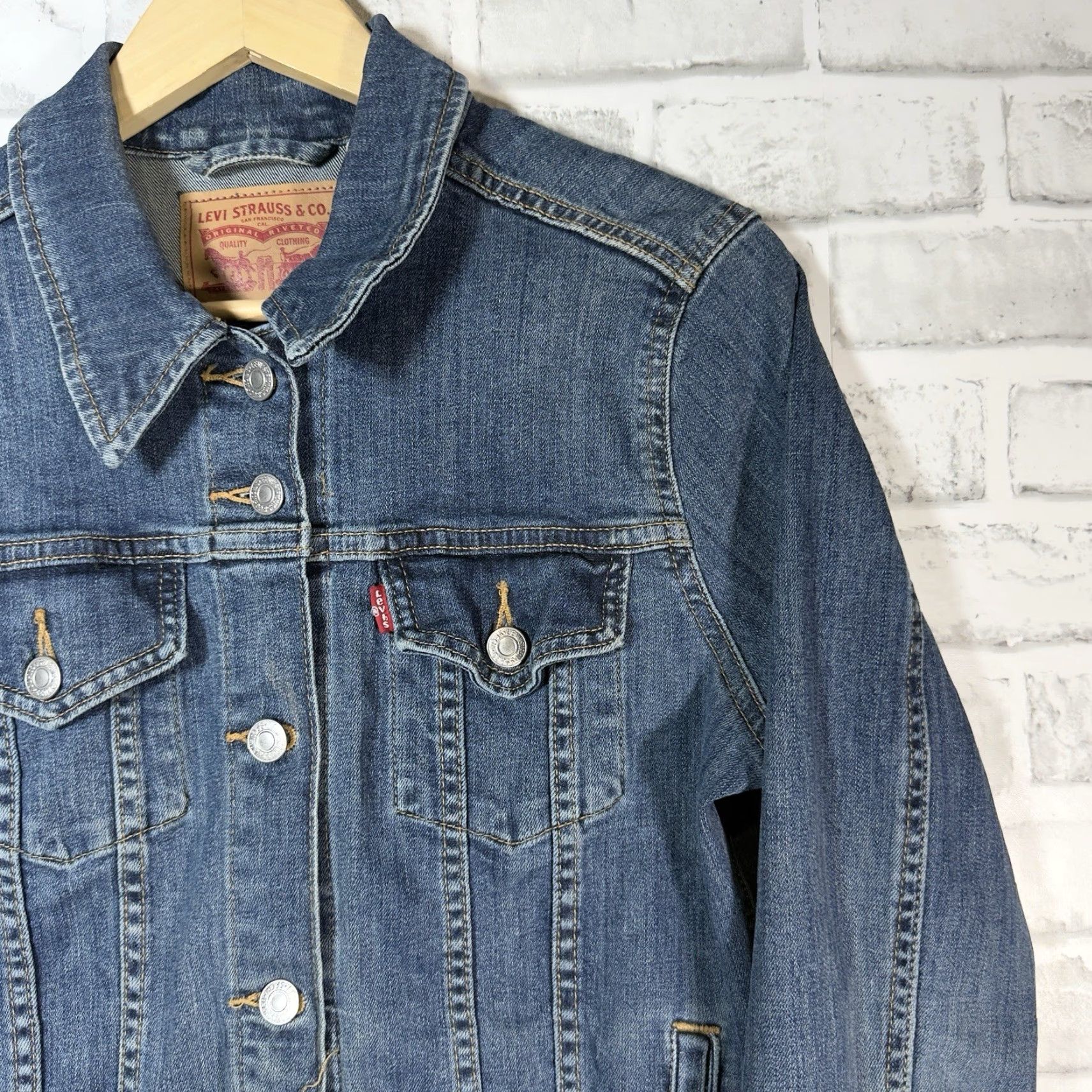 Levi's Levi’s Blue Button Down Jean Jacket Size L Womens Size 36" / US 14 / IT 50 - 2 Thumbnail