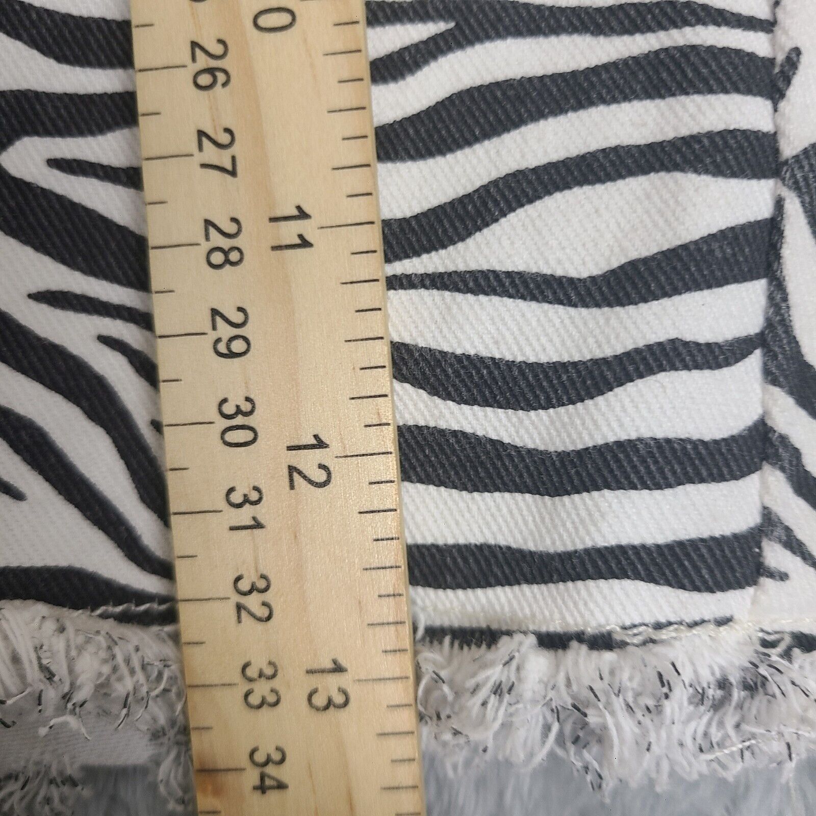 Bdg BDG Shorts Womens 28 White Black Zebra Print Denim Cut Off H Size 28" / US 6 / IT 42 - 3 Thumbnail