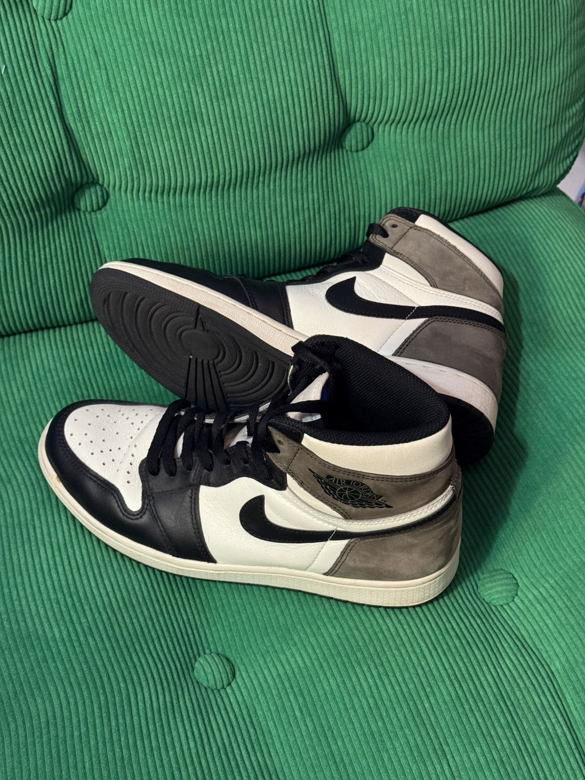 Nike 📍Rare📍Nike Air Jordan 1 High "Mocha" Shoes Size US 9.5 / EU 42-43 - 2 Thumbnail
