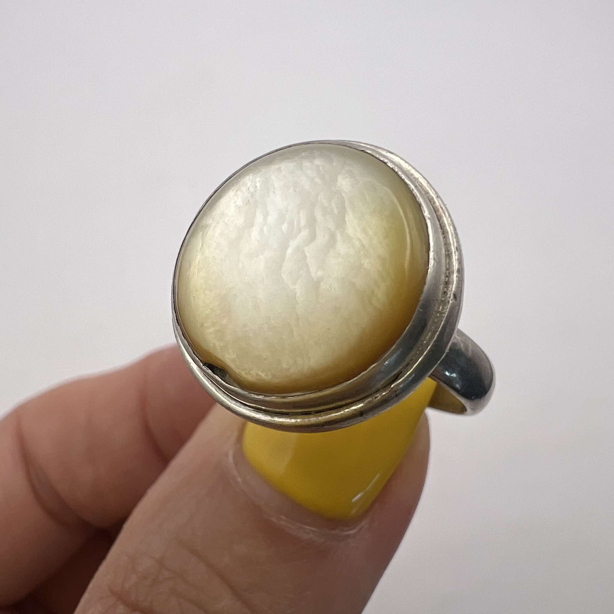 Sterling Silver × Vintage Vintage Sterling Silver 925 Ring Nacre Pearl Signed Size 7.5 Size ONE SIZE - 4 Thumbnail