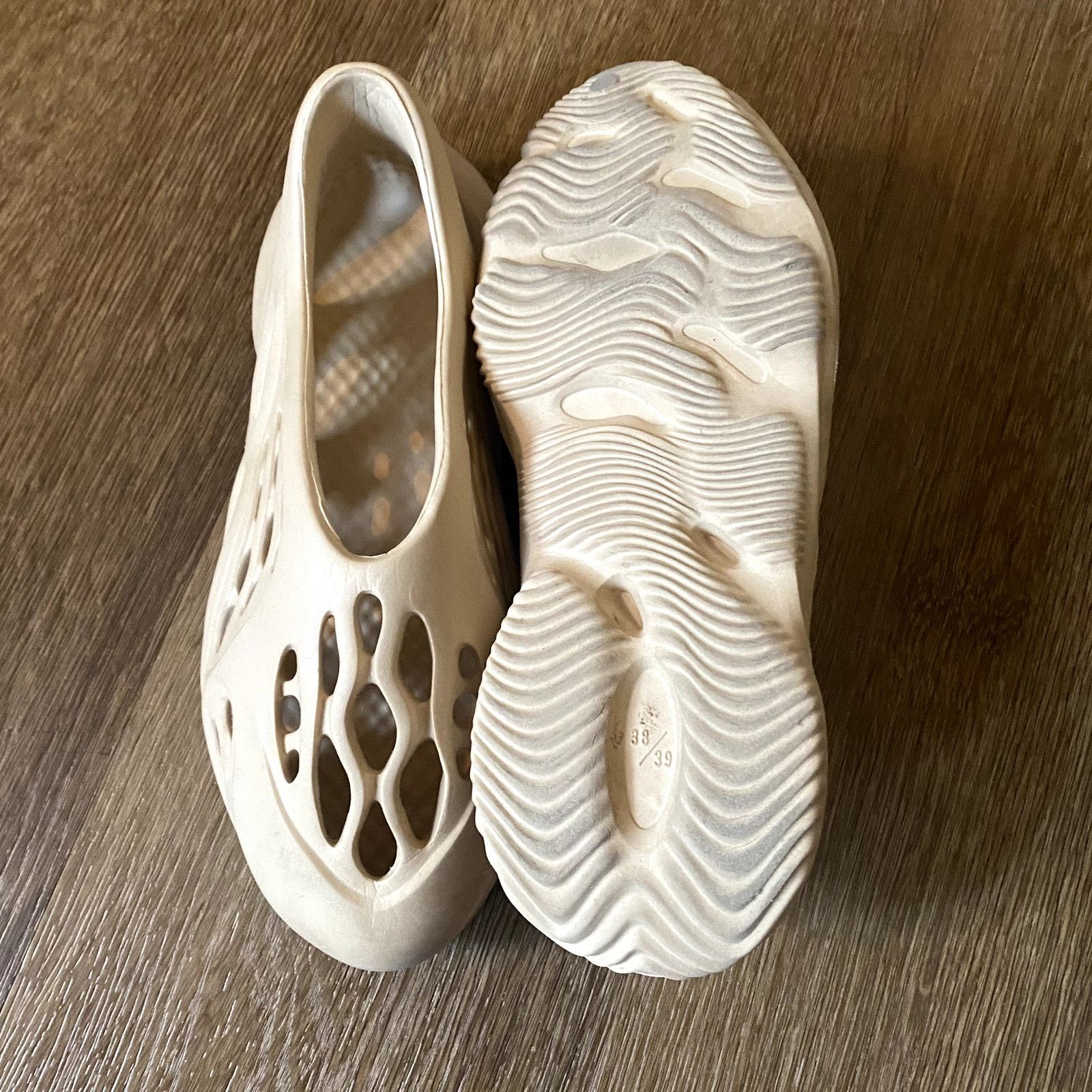 Other Beige Foam Slip-on Shoe Yeezy Look Alike Size US 6 / EU 39 - 2 Thumbnail