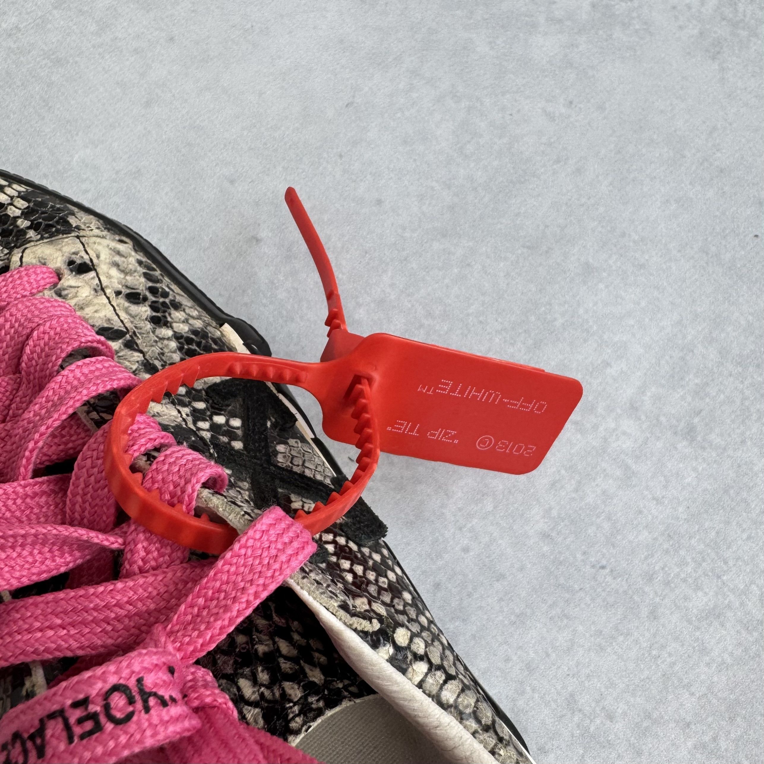 Off-White Off-White c/o Virgil Abloh New Arrow Vulcanized Low Sneakers Size US 9.5 / IT 39.5 - 8 Thumbnail