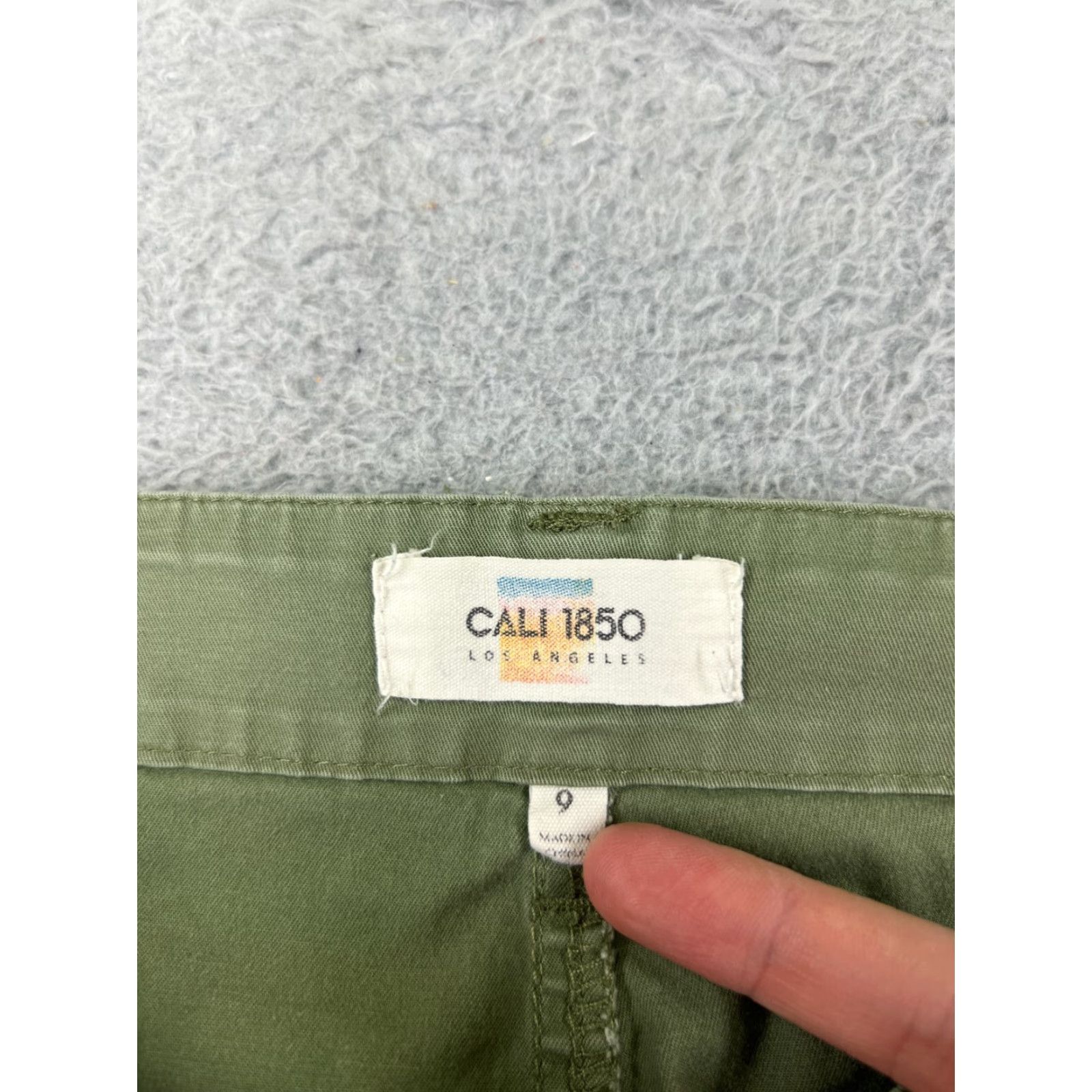 Vintage Cali 1850 Pants Womens Cargo Army Green Mid Rise Ankle Zip Cotton Blend 9 Tapered Pants Womens Green Cargo 9” rise Size 30" / US 8 / IT 44 - 3 Thumbnail