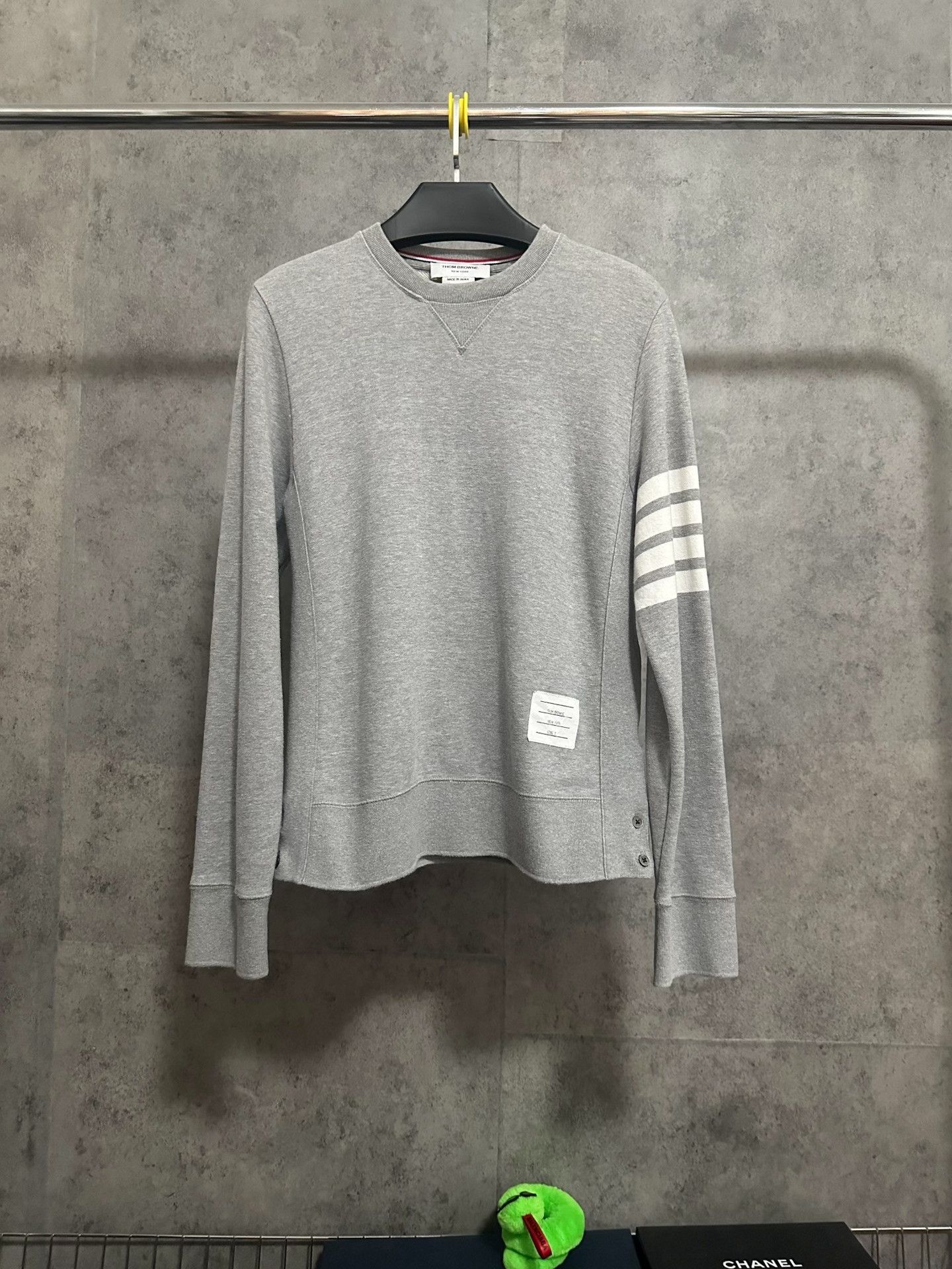 Thom Browne Thom Browne Classic Gray Four-Stripe Crewneck Size US M / EU 48-50 / 2 - 1 Thumbnail