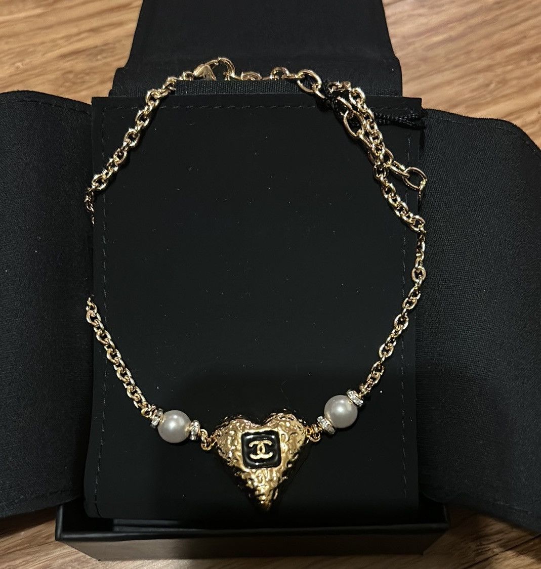 Chanel CHANEL Resin Crystal Pearl Chain Heart CC Pendant Necklace Size ONE SIZE - 1 Thumbnail