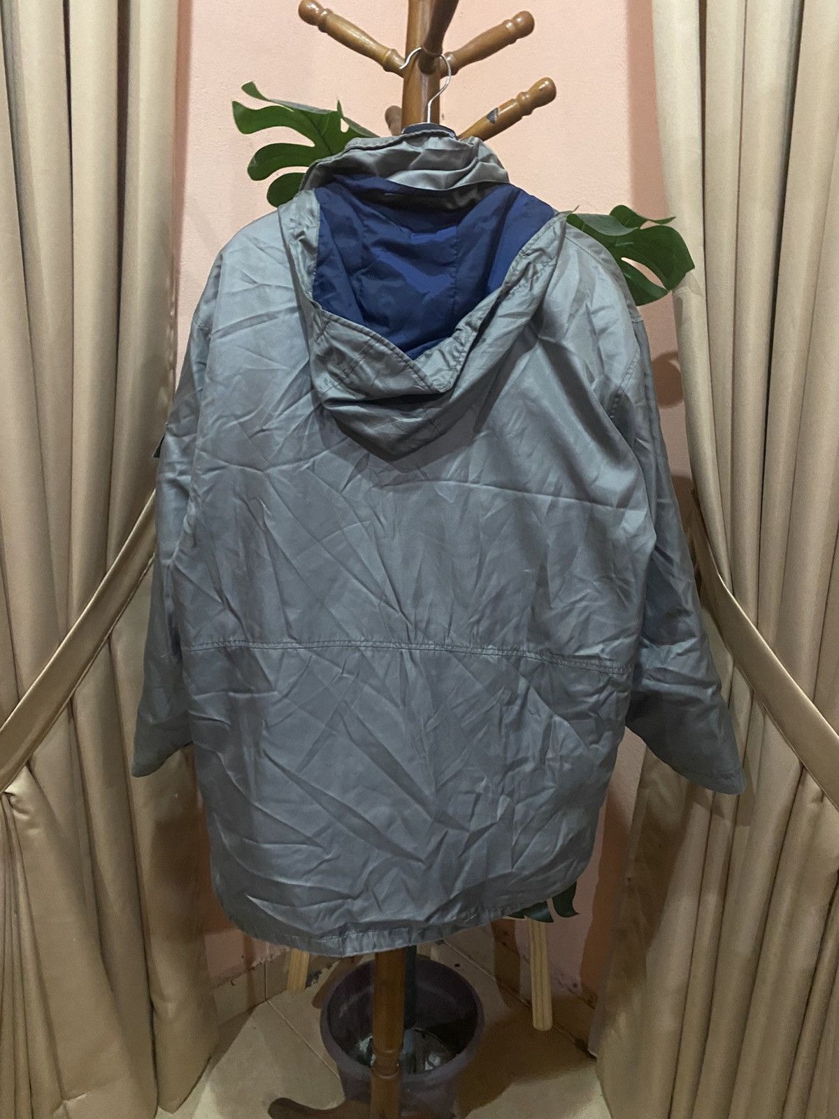 Helly Hansen Vintage Helly Hansen Gray Waterproof Windbreaker Jacket Size US L / EU 52-54 / 3 - 5 Thumbnail