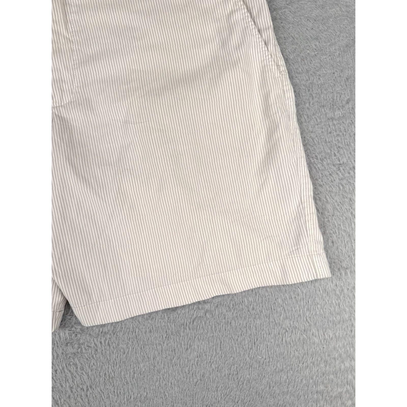 Nike Nike Mens Shorts 36 White Gray Stripe Polyester Golf 36x9 Middl? Size US 36 / EU 52 - 2 Thumbnail