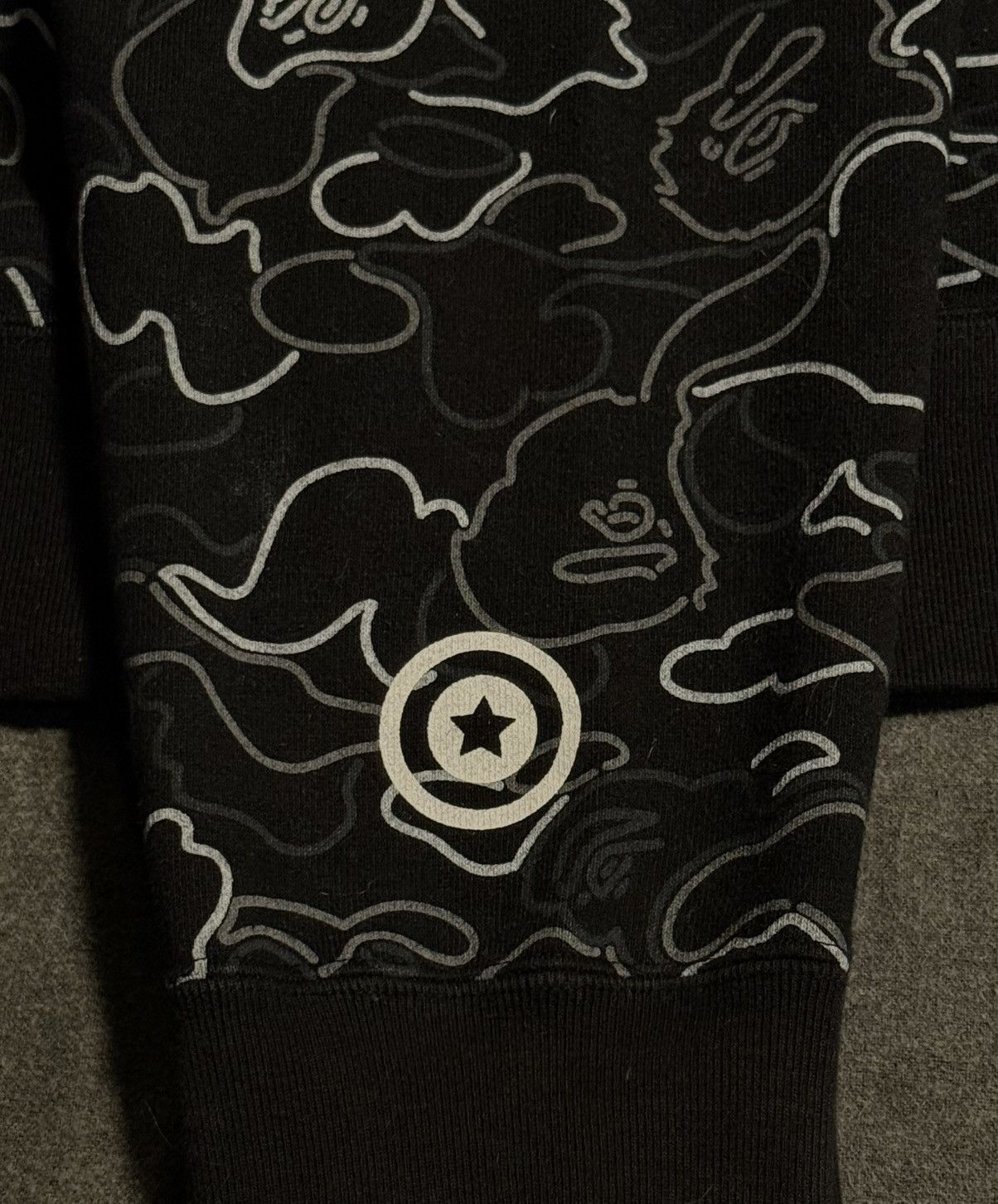 Bape Bape Neon Camo Shark Zip Size US L / EU 52-54 / 3 - 13 Thumbnail