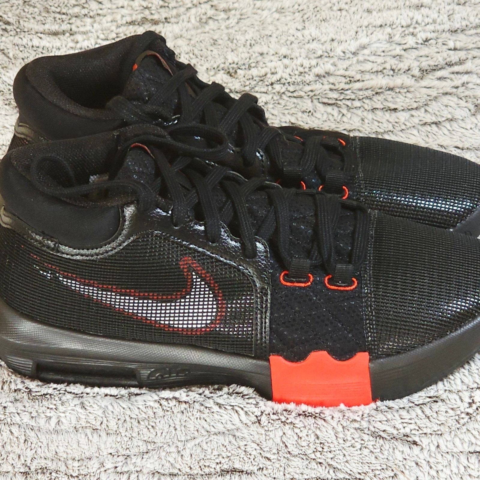 Nike NWOB Nike LeBron Witness 8 "Bred" Black University Red-Sz 9 Size US 9 / EU 42 - 3 Thumbnail
