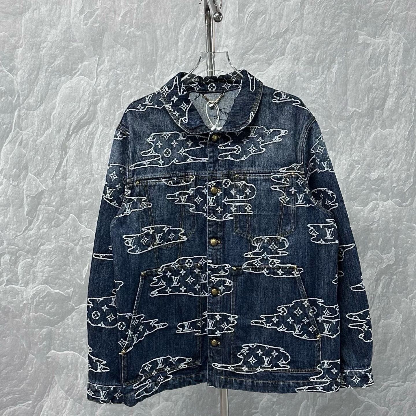 Louis Vuitton louis vuitton cloud embroidered denim jacket Size US L / EU 52-54 / 3 - 1 Thumbnail
