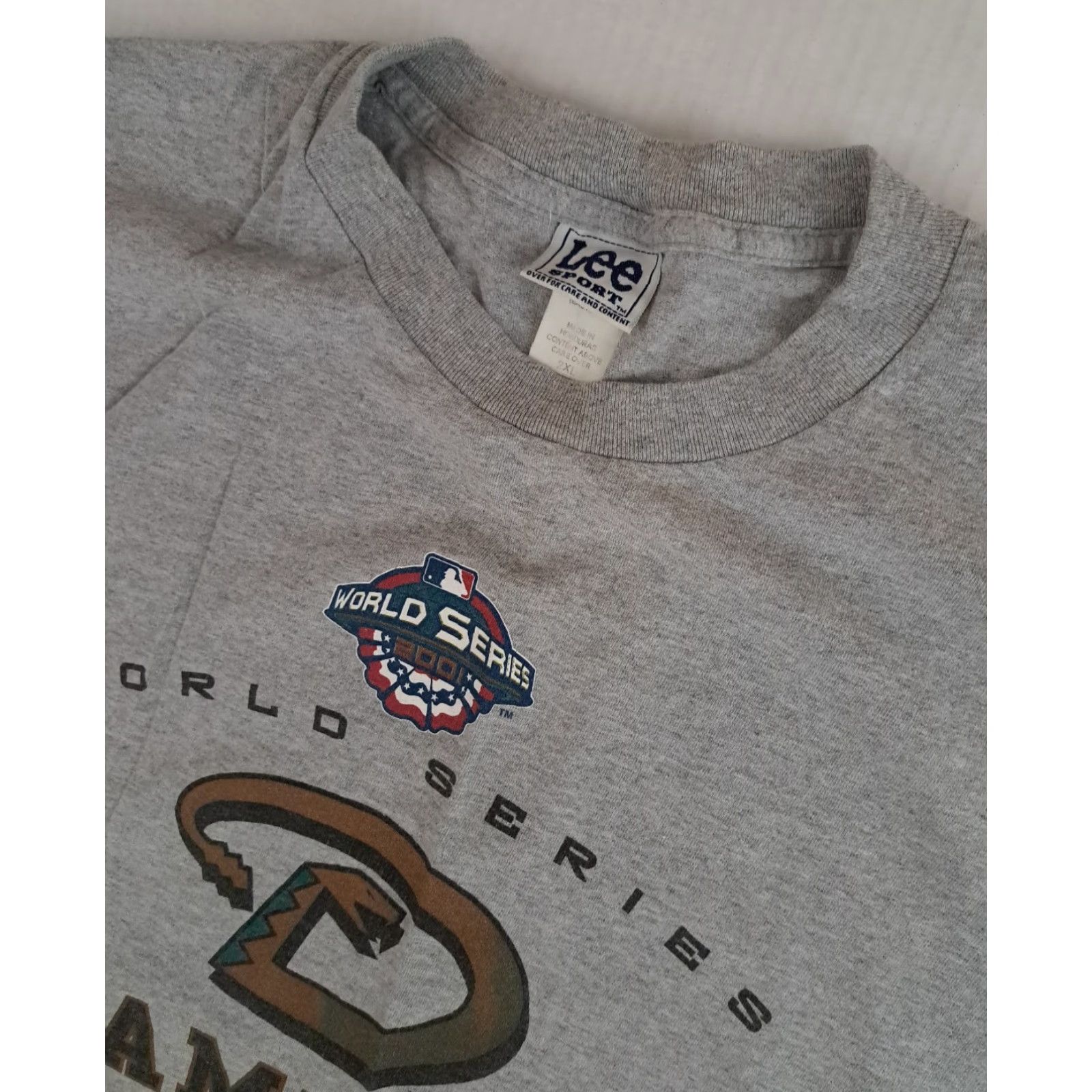 Lee VINTAGE Lee Sport T-Shirt Diamondbacks 2001 World Champs 2XL Gray Cotton Short Sleeve Crew Neck Unisex Adults Sports Logo D-Back 2000s Size US XXL / EU 58 / 5 - 2 Thumbnail
