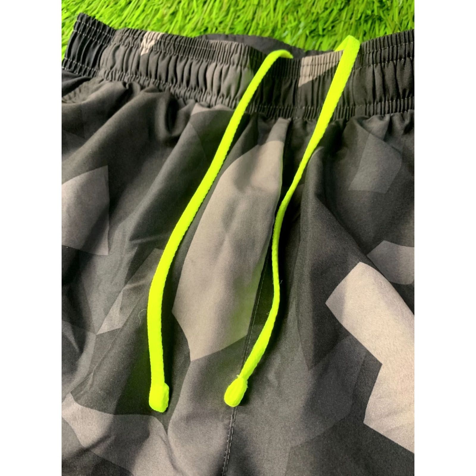 Under Armour Under Armour HeatGear ORIGINAL Training Shorts Mens S Black and Gray 1272870 Size US 29 - 3 Thumbnail